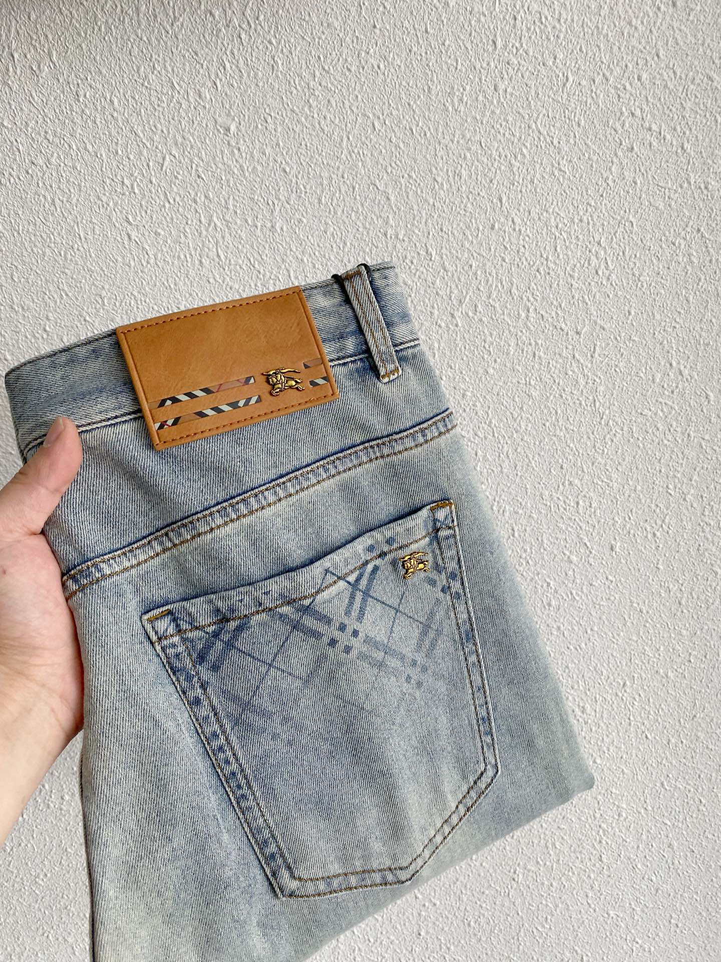 NO:847955,Burberry's 26 spring and summer new men's small straight original jeans, new autumn and winter styles, are super soft, stretch fabrics, and complex handicraft superimposition. If you stay in any washing process for a few seconds, it will turn into a completely different color effect, so it is more precious, especially durable and durable... Use the best elastic texture of tannins, genuine leather labels, high-end metal accessories... to create a unique and original jeans style!  Original hardware accessories, super correct fit, comfortable and breathable, extremely high grade, counter quality, handsome upper body. Sizes 29-38, 35, burberry, jeans,19860909巴宝莉 26春夏新款 男士小直筒原单 牛仔裤 秋冬新款超柔软,弹力面料,复杂的手工艺叠加,任何一个洗水环节多停留几秒都会变成完全不一样的颜色效果,所以越加珍贵,特别持久、耐味…… 选用上乘的丹宁弹力质感,真皮皮牌、高定的金属辅料……打造出独特及原创的牛仔裤款型！原版五金辅料,版型超正,舒适透气,档次极高,专柜品质,上身帅气十足. 码数29-38 有35,,burberry,jeans,,Men's clothing