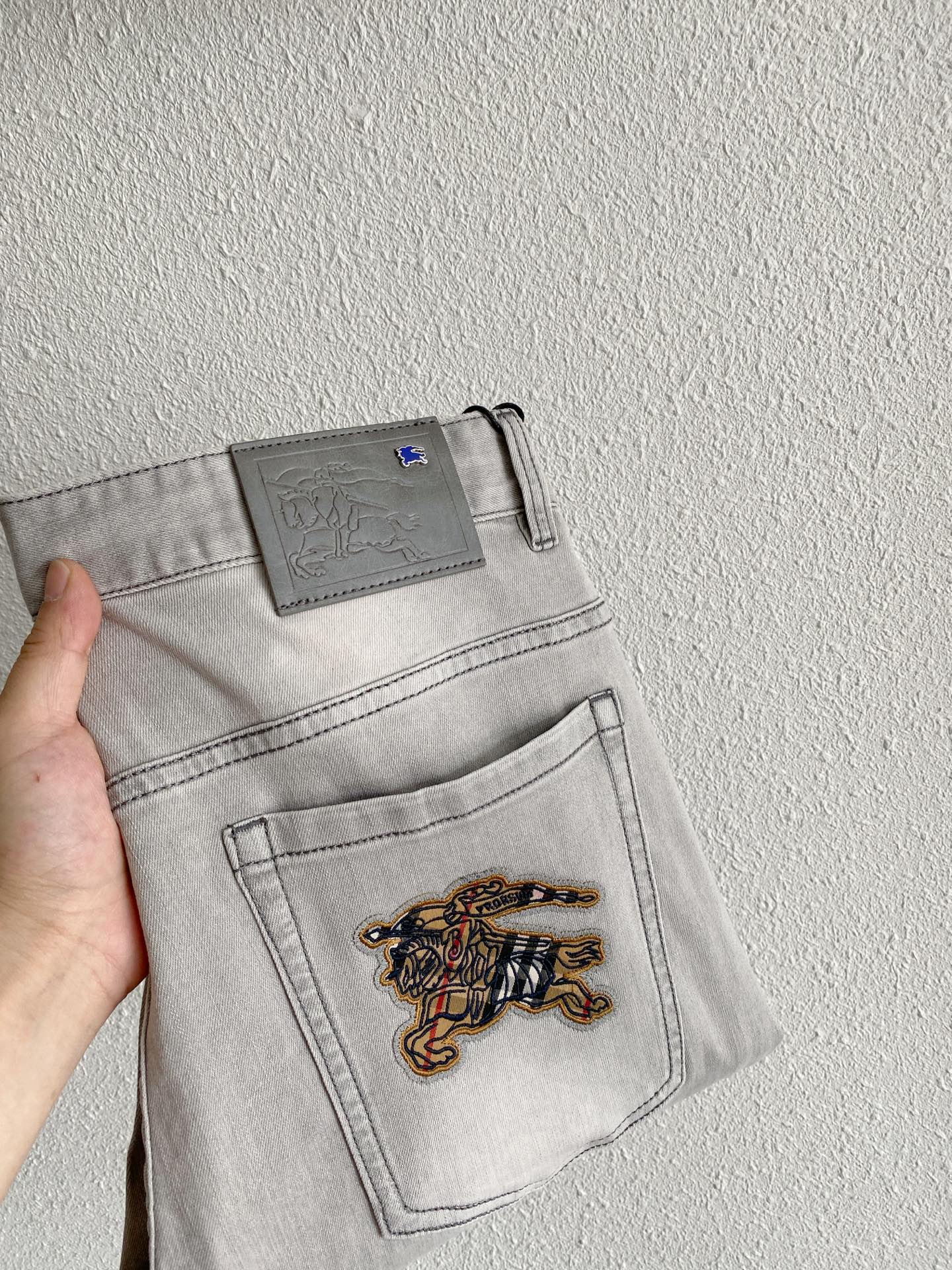 NO:847951,Burberry's 26 spring and summer new men's small straight original jeans, new autumn and winter styles, are super soft, stretch fabrics, and complex handicraft superimposition. If you stay in any washing process for a few seconds, it will turn into a completely different color effect, so it is more precious, especially durable and durable... Use the best elastic texture of tannins, genuine leather labels, high-end metal accessories... to create a unique and original jeans style!  Original hardware accessories, super correct fit, comfortable and breathable, extremely high grade, counter quality, handsome upper body. Sizes 29-38, 35, burberry, jeans,19860909巴宝莉 26春夏新款 男士小直筒原单 牛仔裤 秋冬新款超柔软,弹力面料,复杂的手工艺叠加,任何一个洗水环节多停留几秒都会变成完全不一样的颜色效果,所以越加珍贵,特别持久、耐味…… 选用上乘的丹宁弹力质感,真皮皮牌、高定的金属辅料……打造出独特及原创的牛仔裤款型！原版五金辅料,版型超正,舒适透气,档次极高,专柜品质,上身帅气十足. 码数29-38 有35,,burberry,jeans,,Men's clothing