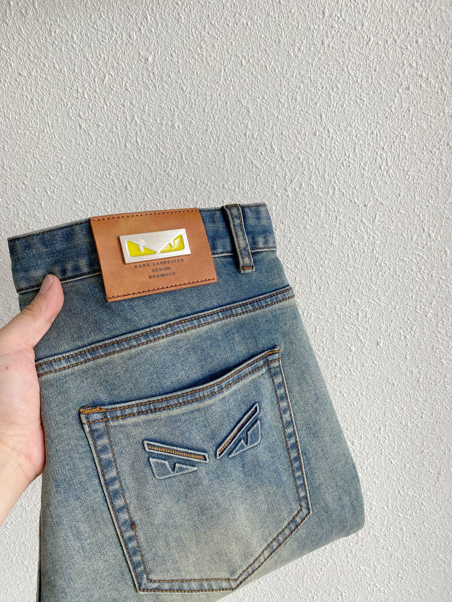 NO:847959,Fendi 26 Spring and Summer New Men's Small Straight Original Jeans Autumn and Winter New Style Super soft, elastic fabric, complex handicraft superimposition, any washing process will turn into a completely different color effect if you stay for a few seconds longer, so it is more precious, especially durable and taste-resistant... Use the best elastic texture of tannin, genuine leather leather labels, high-end metal accessories... to create a unique and original jeans style!  Original hardware accessories, super correct fit, comfortable and breathable, extremely high grade, counter quality, handsome upper body. Sizes 29-38, 35, fendi, jeans,19860909芬迪 26春夏新款 男士小直筒原单 牛仔裤 秋冬新款超柔软,弹力面料,复杂的手工艺叠加,任何一个洗水环节多停留几秒都会变成完全不一样的颜色效果,所以越加珍贵,特别持久、耐味…… 选用上乘的丹宁弹力质感,真皮皮牌、高定的金属辅料……打造出独特及原创的牛仔裤款型！原版五金辅料,版型超正,舒适透气,档次极高,专柜品质,上身帅气十足. 码数29-38 有35,,fendi,jeans,,Men's clothing