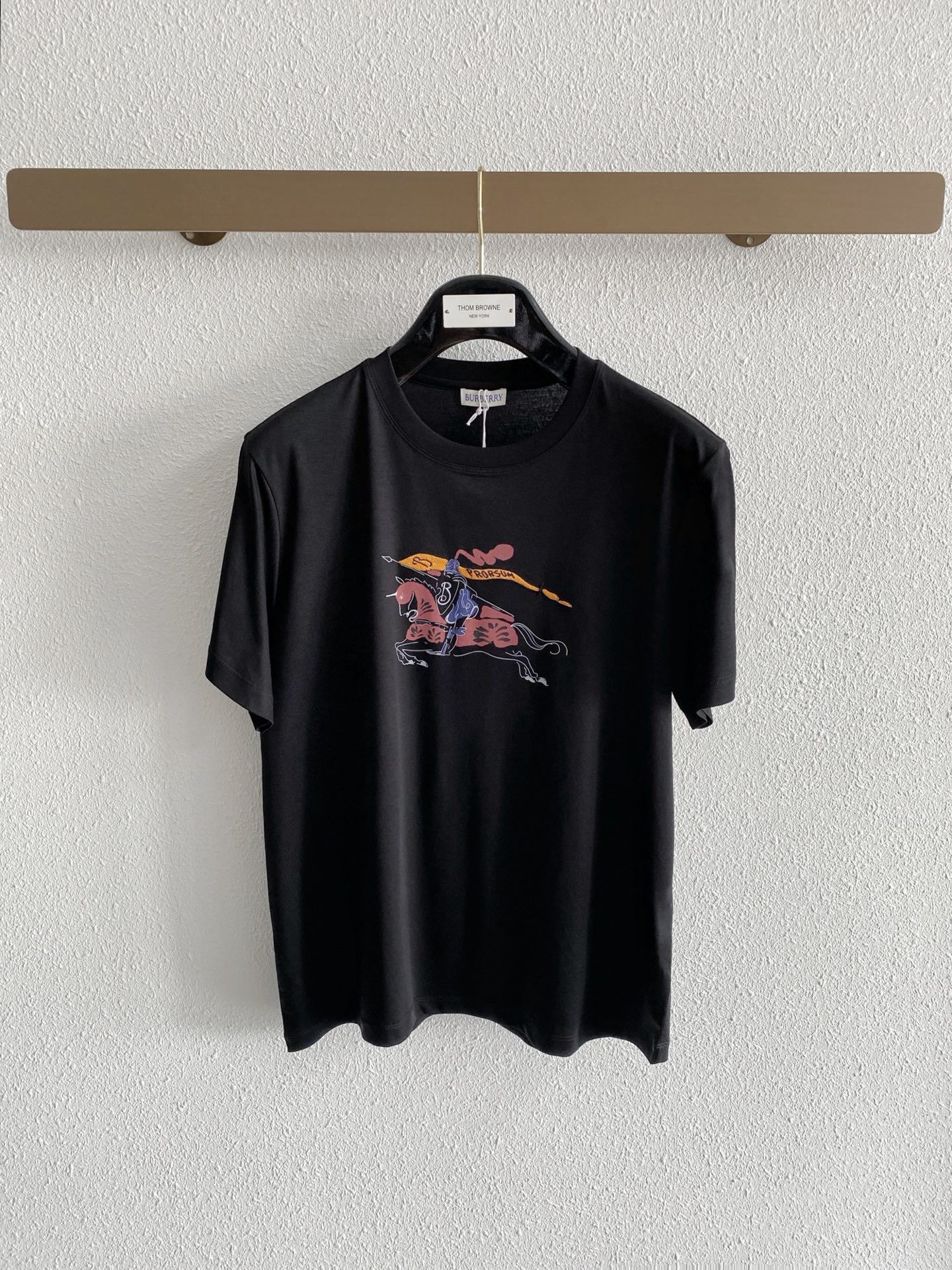 NO:847961,Burberry top quality 2026 new short sleeves!  Selected 100-count double-sided mercerized cotton fabric, soft to the touch. Top-grade imported private goods, fashionable short-sleeved design, without losing luxury. The quality is unquestionable. The upper body effect is great, the same style as the luxury official website!  Size M-3XL,,burberry,T-shirt,19860909巴宝莉 顶级品质 2026款新品短袖！精选100支双面丝光棉面料,手感柔软.顶级进口私货,时尚设计潮流短袖,不失奢华 品质毋庸置疑 上身效果超赞,奢华官网同款！尺码M-3XL,,burberry,T-shirt,,Men's clothing