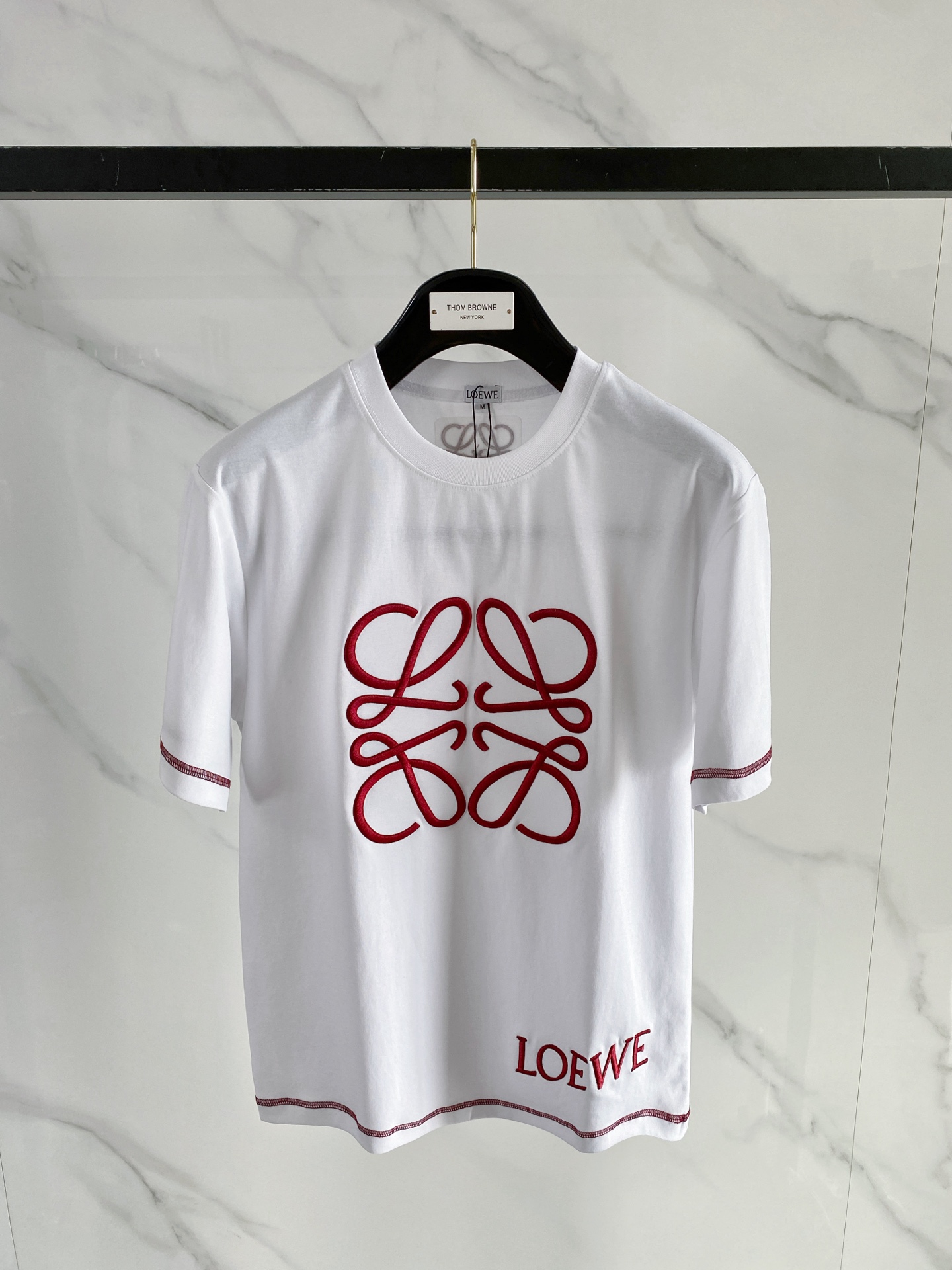 NO:916190,'LOEWE' VIP advanced customization!  2026 spring and summer new short-sleeved. This T-shirt is a new product in the summer men's wear series. It is carefully made of imported fabrics with mercerized technology and has a heavy three-dimensional logo to add a casual style. Size M-3XL Recommended reference M120 catties or less (including 120 catties) L121-140 catties XL141-160 catties 2XL161-180 catties  3XL181—200 pounds,,loewe,loewe,T-shirt,tees,t-shirt,19860909《罗意威 LOEWE》VIP高级定制！ 2026春夏季新款短袖.这款T恤是夏季男装系列新品,采用丝光工艺进口面料精心制作,重工立体Logo,增添休闲风范.码数 M-3XL 推荐参考 M120斤以内（含120斤） L121—140斤 XL141—160斤 2XL161—180斤 3XL181—200斤,,loewe,loewe,T-shirt,tees，t-shirt,,Men's clothing