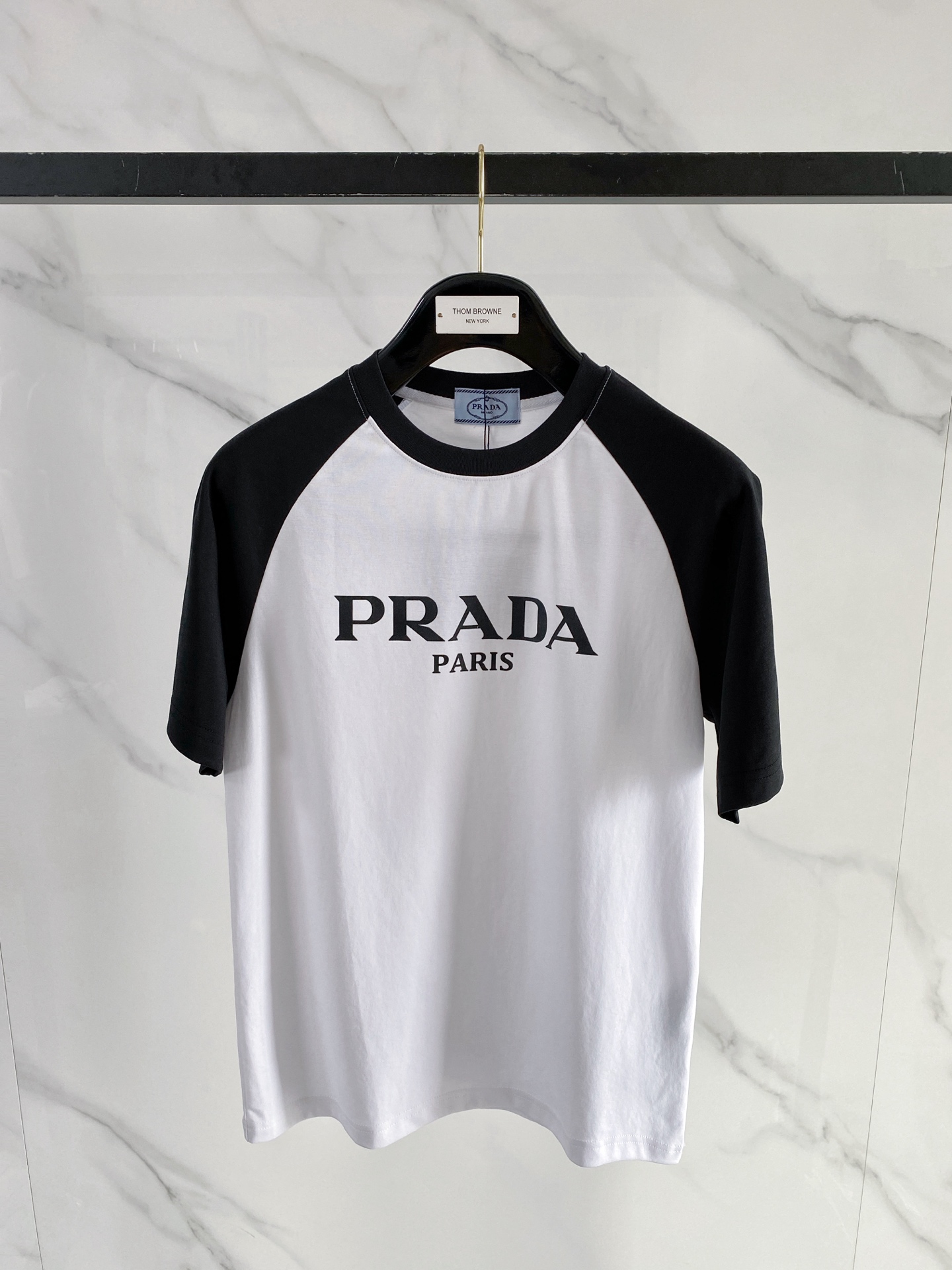 NO:916196,'PRADA' VIP advanced customization!  2026 spring and summer new short-sleeved. This T-shirt is a new product in the summer men's wear series. It is carefully made of imported fabrics with mercerized technology and has a heavy three-dimensional logo to add a casual style. Size M-3XL Recommended reference M120 catties or less (including 120 catties) L121-140 catties XL141-160 catties 2XL161-180 catties  3XL181—200 pounds,,prada,prada,T-shirt,tees,t-shirt,19860909《普拉达 PRADA》VIP高级定制！ 2026春夏季新款短袖.这款T恤是夏季男装系列新品,采用丝光工艺进口面料精心制作,重工立体Logo,增添休闲风范.码数 M-3XL 推荐参考 M120斤以内（含120斤） L121—140斤 XL141—160斤 2XL161—180斤 3XL181—200斤,,prada,prada,T-shirt,tees，t-shirt,,Men's clothing