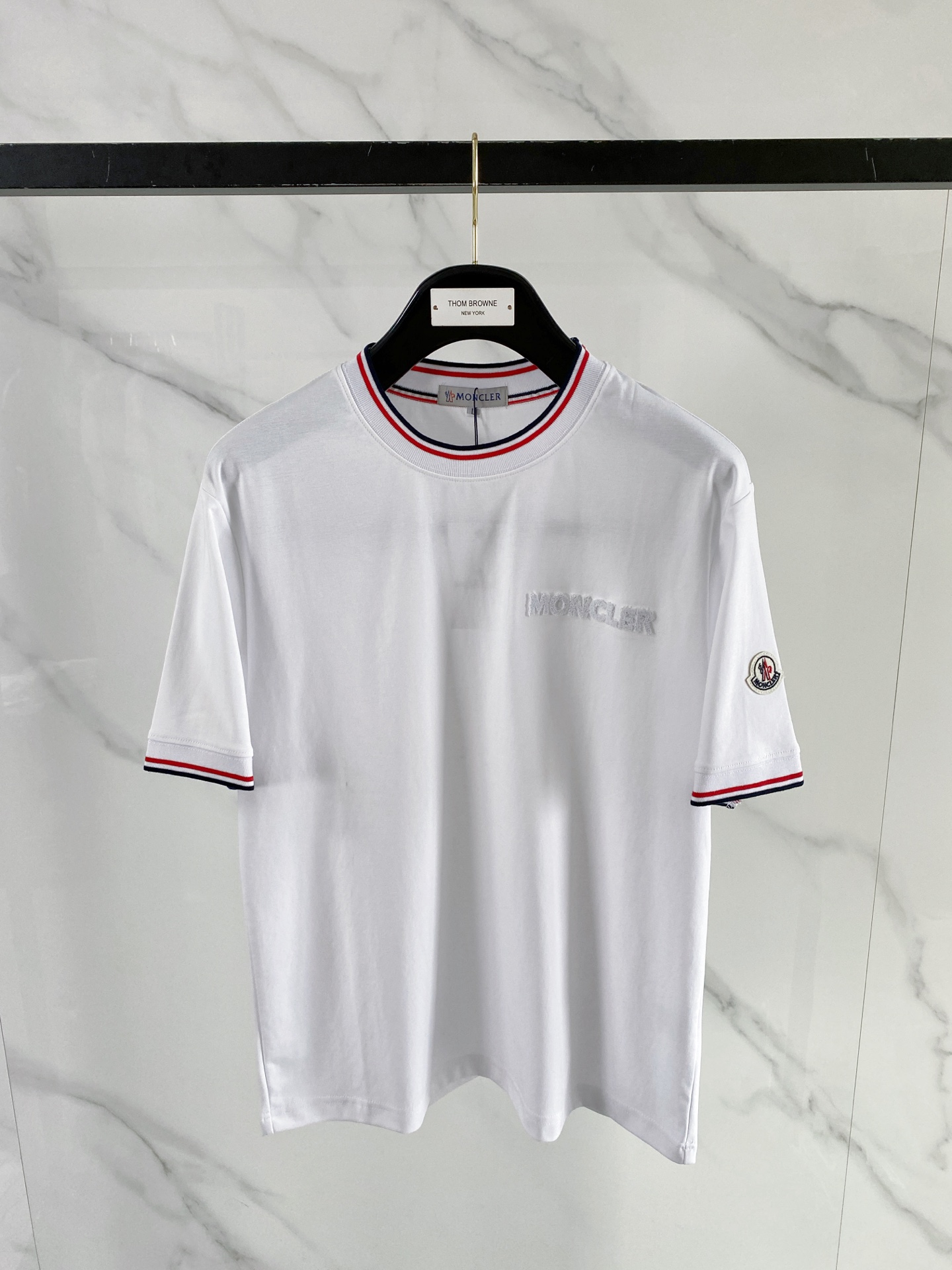 NO:913532,'Moncler' VIP advanced customization!  2026 spring and summer new short-sleeved. This T-shirt is a new product in the summer men's wear series. It is carefully made of imported fabrics with mercerized technology and has a heavy three-dimensional logo to add a casual style. Size M-3XL Recommended reference M120 catties or less (including 120 catties) L121-140 catties XL141-160 catties 2XL161-180 catties  3XL181—200 pounds shipped next day, Moncler, T-shirt, tees, t-shirt,19860909《蒙口 Moncler》VIP高级定制！ 2026春夏季新款短袖.这款T恤是夏季男装系列新品,采用丝光工艺进口面料精心制作,重工立体Logo,增添休闲风范.码数 M-3XL 推荐参考 M120斤以内（含120斤） L121—140斤 XL141—160斤 2XL161—180斤 3XL181—200斤隔天出货,,Moncler,T-shirt,tees，t-shirt,,Men's clothing