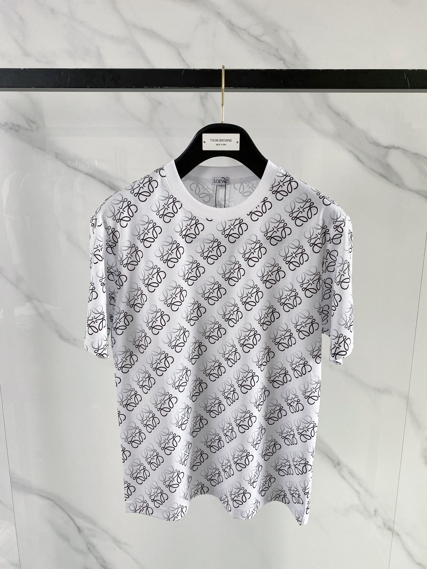 NO:916174,'LOEWE' VIP advanced customization!  2026 spring and summer new short-sleeved. This T-shirt is a new product in the summer men's wear series. It is carefully made of imported fabrics with mercerized technology and has a heavy three-dimensional logo to add a casual style. Size M-3XL Recommended reference M120 catties or less (including 120 catties) L121-140 catties XL141-160 catties 2XL161-180 catties  3XL181—200 pounds,,loewe,loewe,T-shirt,tees,t-shirt,19860909《罗意威 LOEWE》VIP高级定制！ 2026春夏季新款短袖.这款T恤是夏季男装系列新品,采用丝光工艺进口面料精心制作,重工立体Logo,增添休闲风范.码数 M-3XL 推荐参考 M120斤以内（含120斤） L121—140斤 XL141—160斤 2XL161—180斤 3XL181—200斤,,loewe,loewe,T-shirt,tees，t-shirt,,Men's clothing