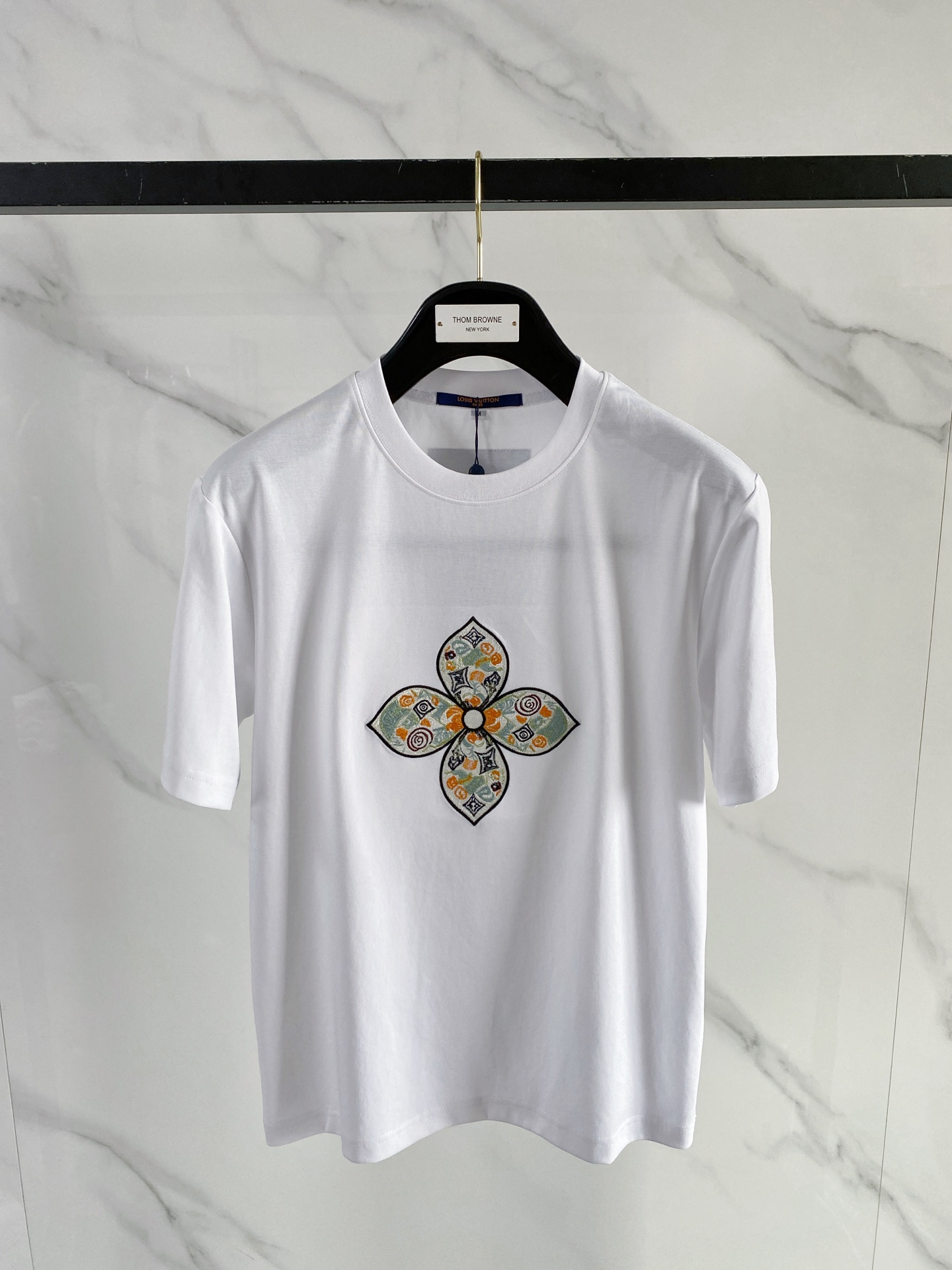 NO:916178,'Louis Vuitton LV' VIP advanced customization!  2026 spring and summer new short-sleeved. This T-shirt is a new product in the summer men's series. It is carefully made of imported fabrics with mercerized technology and has a heavy three-dimensional logo to add a casual style. Size M-3XL Recommended reference M120 catties or less (including 120 catties) L121-140 catties XL141-160 catties 2XL161-180 catties 3XL181-200 catties,,louis  vuitton,louis vuitton,T-shirt,tees,t-shirt,19860909《路易威登 LV》VIP高级定制！ 2026春夏季新款短袖.这款T恤是夏季男装系列新品,采用丝光工艺进口面料精心制作,重工立体Logo,增添休闲风范.码数 M-3XL 推荐参考 M120斤以内（含120斤） L121—140斤 XL141—160斤 2XL161—180斤 3XL181—200斤,,louis vuitton,louis vuitton,T-shirt,tees，t-shirt,,Men's clothing