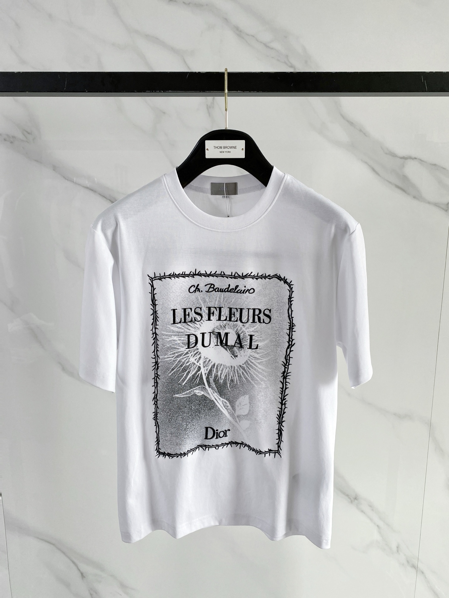 NO:916187,'Dior Dior' VIP advanced customization!  2026 spring and summer new short-sleeved. This T-shirt is a new product in the summer men's wear series. It is carefully made of imported fabrics with mercerized technology and has a heavy three-dimensional logo to add a casual style. Size M-3XL Recommended reference M120 catties or less (including 120 catties) L121-140 catties XL141-160 catties 2XL161-180 catties  3XL181—200 pounds,,dior,dior,T-shirt,tees,t-shirt,19860909《迪奥 Dior》VIP高级定制！ 2026春夏季新款短袖.这款T恤是夏季男装系列新品,采用丝光工艺进口面料精心制作,重工立体Logo,增添休闲风范.码数 M-3XL 推荐参考 M120斤以内（含120斤） L121—140斤 XL141—160斤 2XL161—180斤 3XL181—200斤,,dior,dior,T-shirt,tees，t-shirt,,Men's clothing