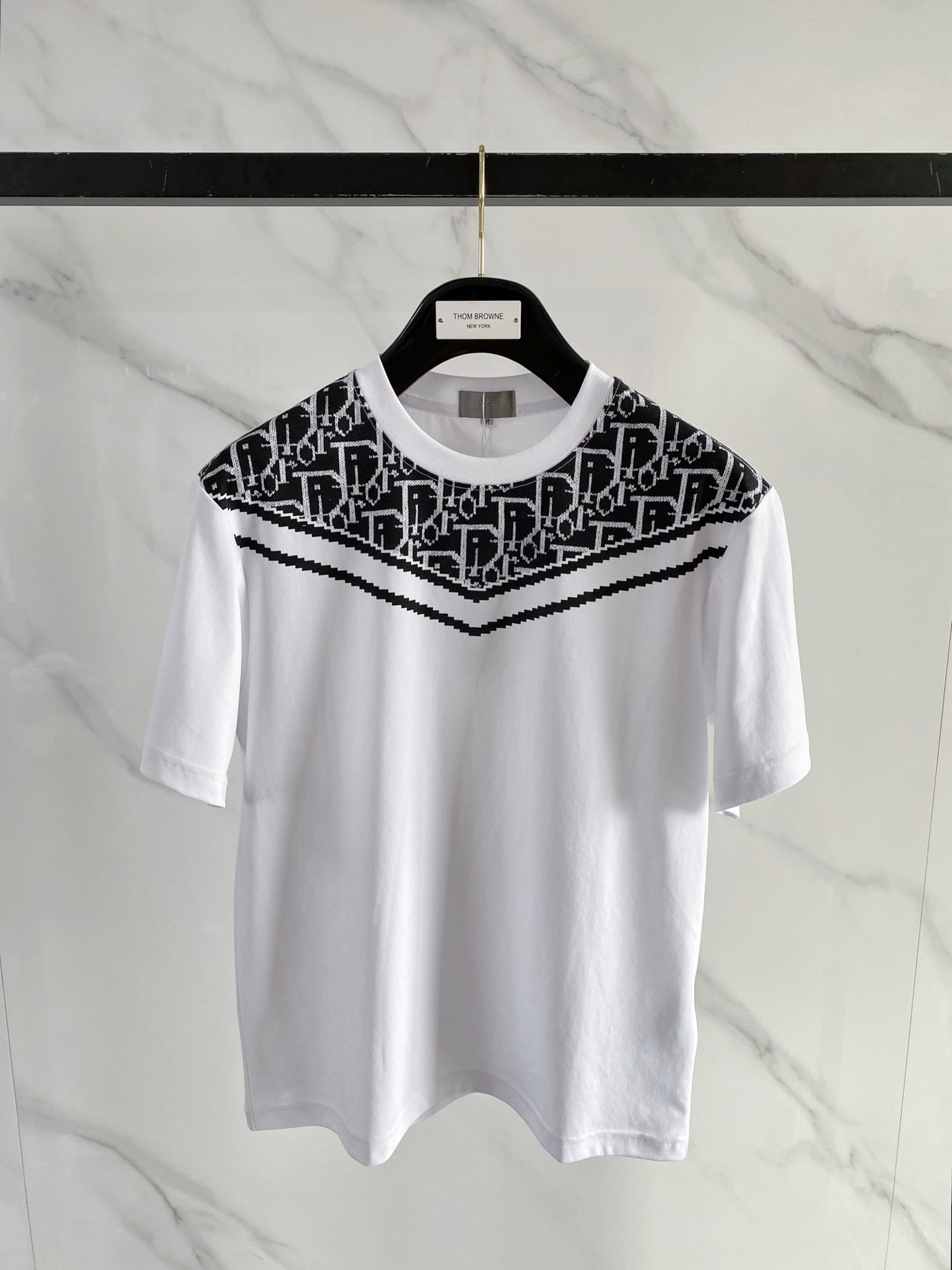 NO:916172,'Dior Dior' VIP advanced customization!  2026 spring and summer new short-sleeved. This T-shirt is a new product in the summer men's wear series. It is carefully made of imported fabrics with mercerized technology and has a heavy three-dimensional logo to add a casual style. Size M-3XL Recommended reference M120 catties or less (including 120 catties) L121-140 catties XL141-160 catties 2XL161-180 catties  3XL181—200 pounds,,dior,dior,T-shirt,tees,t-shirt,19860909《迪奥 Dior》VIP高级定制！ 2026春夏季新款短袖.这款T恤是夏季男装系列新品,采用丝光工艺进口面料精心制作,重工立体Logo,增添休闲风范.码数 M-3XL 推荐参考 M120斤以内（含120斤） L121—140斤 XL141—160斤 2XL161—180斤 3XL181—200斤,,dior,dior,T-shirt,tees，t-shirt,,Men's clothing