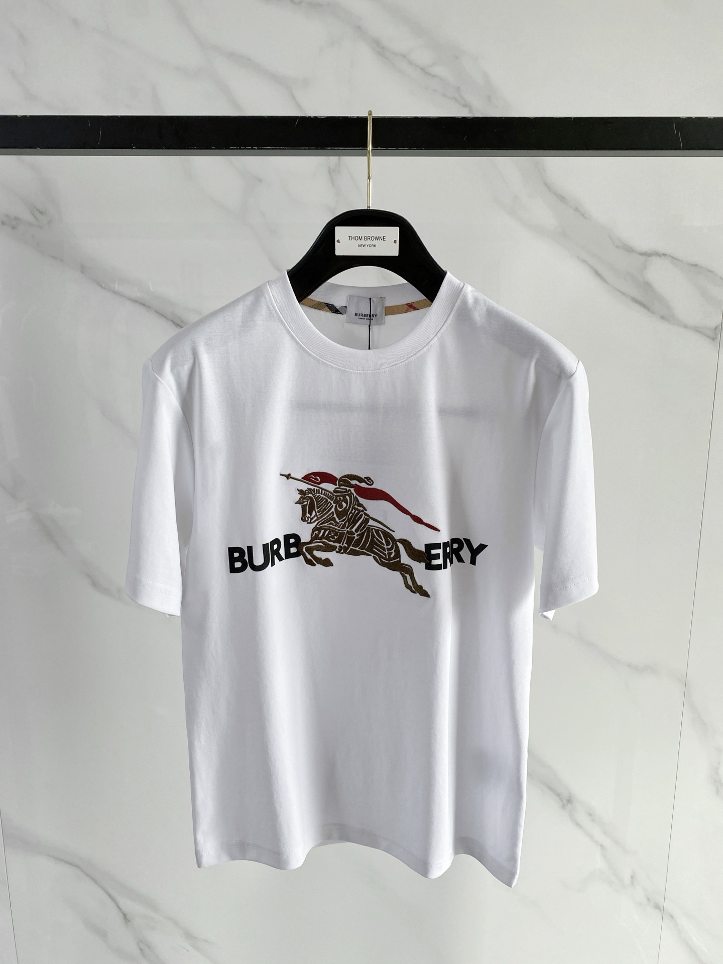 NO:913529,'Burberry' VIP advanced customization!  2026 spring and summer new short-sleeved. This T-shirt is a new product in the summer men's wear series. It is carefully made of imported fabrics with mercerized technology and has a heavy three-dimensional logo to add a casual style. Size M-3XL Recommended reference M120 catties or less (including 120 catties) L121-140 catties XL141-160 catties 2XL161-180 catties  3XL181—200 pounds shipped next day, burberry, burberry, T-shirt, tees, t-shirt,19860909《巴宝莉 Burberry》VIP高级定制！ 2026春夏季新款短袖.这款T恤是夏季男装系列新品,采用丝光工艺进口面料精心制作,重工立体Logo,增添休闲风范.码数 M-3XL 推荐参考 M120斤以内（含120斤） L121—140斤 XL141—160斤 2XL161—180斤 3XL181—200斤隔天出货,,burberry,burberry,T-shirt,tees，t-shirt,,Men's clothing