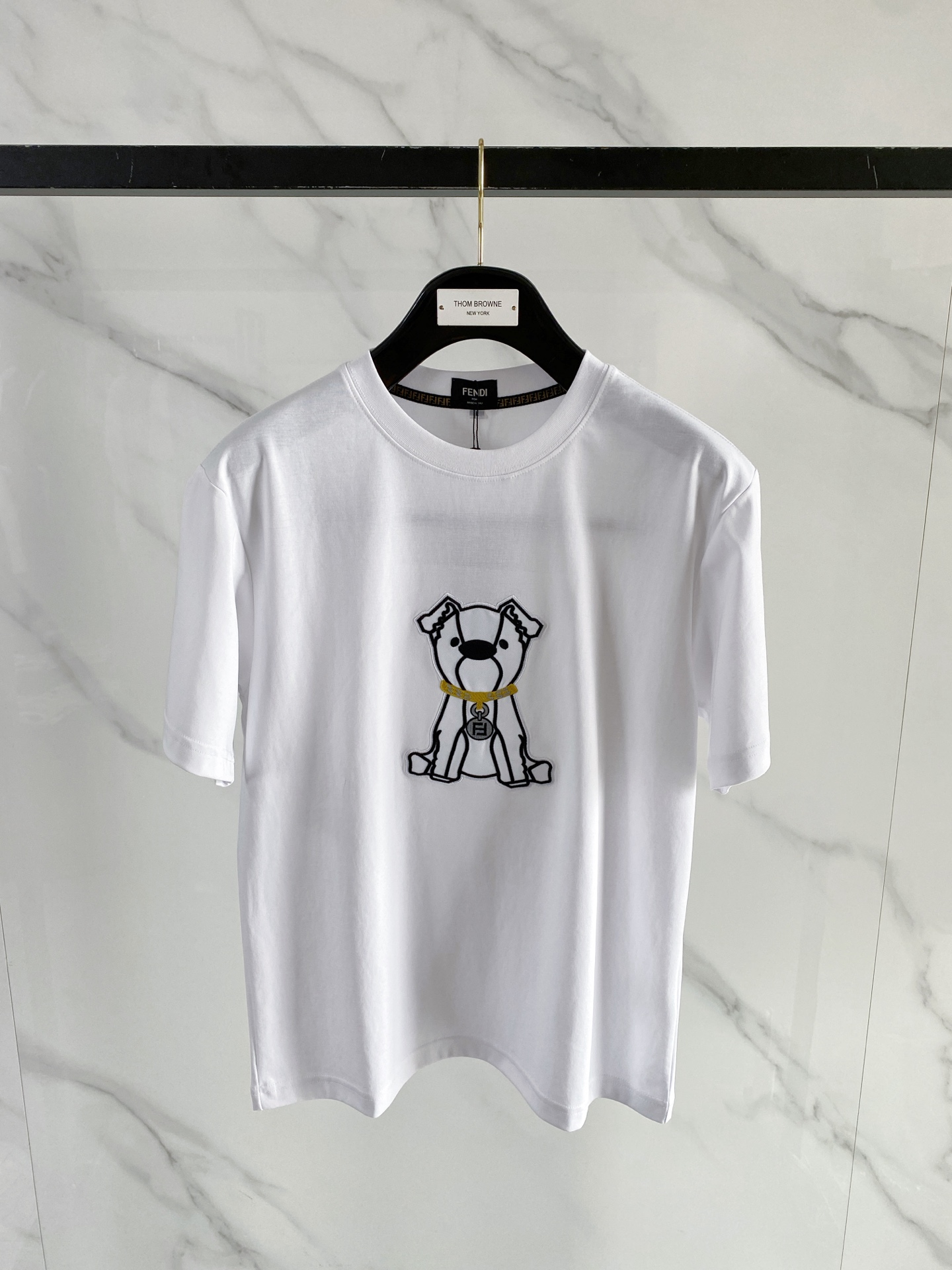 NO:916193,'FENDI' VIP advanced customization!  2026 spring and summer new short-sleeved. This T-shirt is a new product in the summer men's wear series. It is carefully made of imported fabrics with mercerized technology and has a heavy three-dimensional logo to add a casual style. Size M-3XL Recommended reference M120 catties or less (including 120 catties) L121-140 catties XL141-160 catties 2XL161-180 catties  3XL181—200 pounds,,fendi,fendi,T-shirt,tees,t-shirt,19860909《芬迪 FENDI》VIP高级定制！ 2026春夏季新款短袖.这款T恤是夏季男装系列新品,采用丝光工艺进口面料精心制作,重工立体Logo,增添休闲风范.码数 M-3XL 推荐参考 M120斤以内（含120斤） L121—140斤 XL141—160斤 2XL161—180斤 3XL181—200斤,,fendi,fendi,T-shirt,tees，t-shirt,,Men's clothing