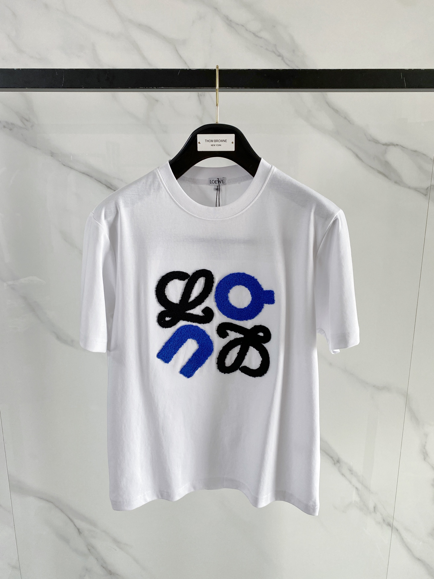 NO:916185,'LOEWE' VIP advanced customization!  2026 spring and summer new short-sleeved. This T-shirt is a new product in the summer men's wear series. It is carefully made of imported fabrics with mercerized technology and has a heavy three-dimensional logo to add a casual style. Size M-3XL Recommended reference M120 catties or less (including 120 catties) L121-140 catties XL141-160 catties 2XL161-180 catties  3XL181—200 pounds,,loewe,loewe,T-shirt,tees,t-shirt,19860909《罗意威 LOEWE》VIP高级定制！ 2026春夏季新款短袖.这款T恤是夏季男装系列新品,采用丝光工艺进口面料精心制作,重工立体Logo,增添休闲风范.码数 M-3XL 推荐参考 M120斤以内（含120斤） L121—140斤 XL141—160斤 2XL161—180斤 3XL181—200斤,,loewe,loewe,T-shirt,tees，t-shirt,,Men's clothing