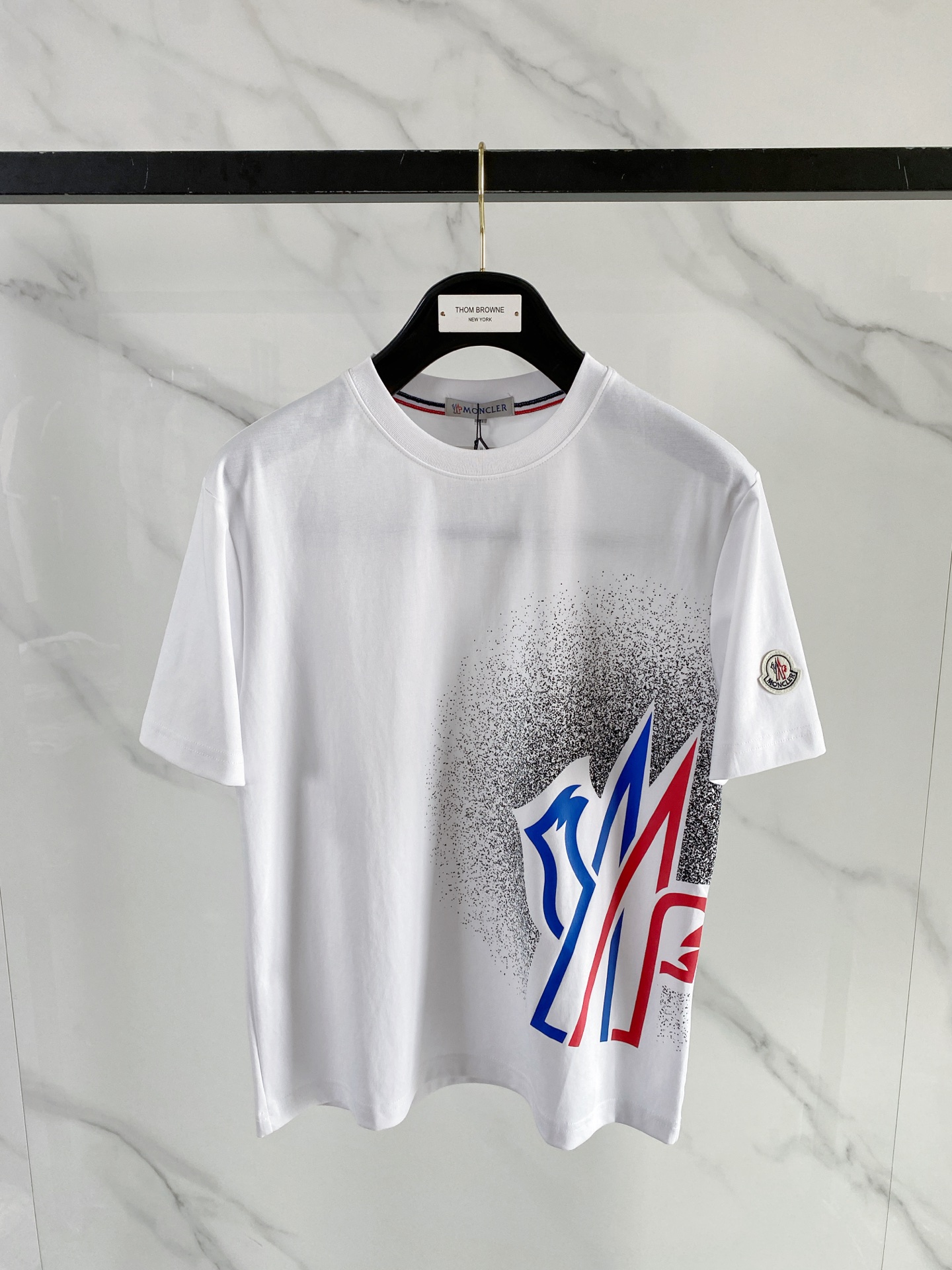 NO:916182,'Moncler' VIP advanced customization!  2026 spring and summer new short-sleeved. This T-shirt is a new product in the summer men's wear series. It is carefully made of imported fabrics with mercerized technology and has a heavy three-dimensional logo to add a casual style. Size M-3XL Recommended reference M120 catties or less (including 120 catties) L121-140 catties XL141-160 catties 2XL161-180 catties  3XL181—200 pounds,,Moncler,T-shirt,tees,t-shirt,19860909《蒙口 Moncler》VIP高级定制！ 2026春夏季新款短袖.这款T恤是夏季男装系列新品,采用丝光工艺进口面料精心制作,重工立体Logo,增添休闲风范.码数 M-3XL 推荐参考 M120斤以内（含120斤） L121—140斤 XL141—160斤 2XL161—180斤 3XL181—200斤,,Moncler,T-shirt,tees，t-shirt,,Men's clothing