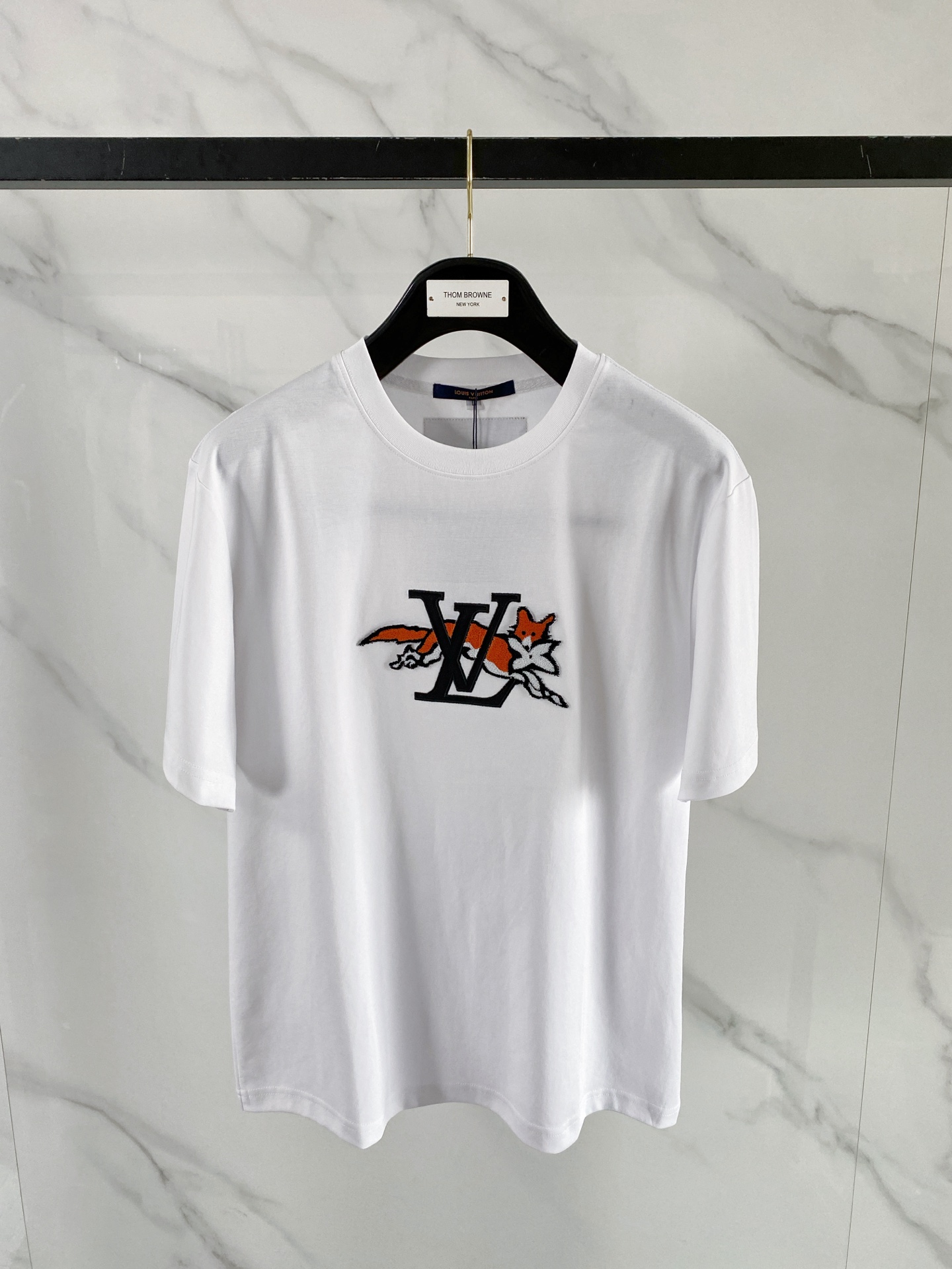 NO:913535,'Louis Vuitton LV' VIP advanced customization!  2026 spring and summer new short-sleeved. This T-shirt is a new product in the summer men's wear series. It is carefully made of imported fabrics with mercerized technology and has a heavy three-dimensional logo to add a casual style. Size M-3XL Recommended reference M120 catties or less (including 120 catties) L121-140 catties XL141-160 catties 2XL161-180 catties  3XL181—200 pounds shipped next day, louis vuitton, louis vuitton, T-shirt, tees, t-shirt,19860909《路易威登 LV》VIP高级定制！ 2026春夏季新款短袖.这款T恤是夏季男装系列新品,采用丝光工艺进口面料精心制作,重工立体Logo,增添休闲风范.码数 M-3XL 推荐参考 M120斤以内（含120斤） L121—140斤 XL141—160斤 2XL161—180斤 3XL181—200斤隔天出货,,louis vuitton,louis vuitton,T-shirt,tees，t-shirt,,Men's clothing