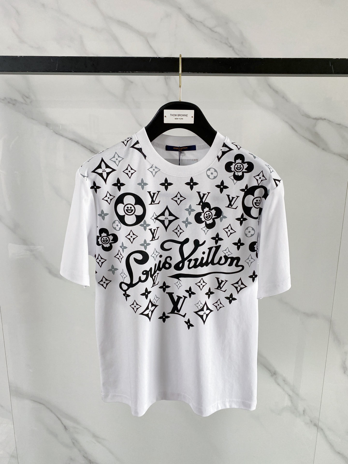 NO:916170,'Louis Vuitton LV' VIP advanced customization!  2026 spring and summer new short-sleeved. This T-shirt is a new product in the summer men's series. It is carefully made of imported fabrics with mercerized technology and has a heavy three-dimensional logo to add a casual style. Size M-3XL Recommended reference M120 catties or less (including 120 catties) L121-140 catties XL141-160 catties 2XL161-180 catties 3XL181-200 catties,,louis  vuitton,louis vuitton,T-shirt,tees,t-shirt,19860909《路易威登 LV》VIP高级定制！ 2026春夏季新款短袖.这款T恤是夏季男装系列新品,采用丝光工艺进口面料精心制作,重工立体Logo,增添休闲风范.码数 M-3XL 推荐参考 M120斤以内（含120斤） L121—140斤 XL141—160斤 2XL161—180斤 3XL181—200斤,,louis vuitton,louis vuitton,T-shirt,tees，t-shirt,,Men's clothing