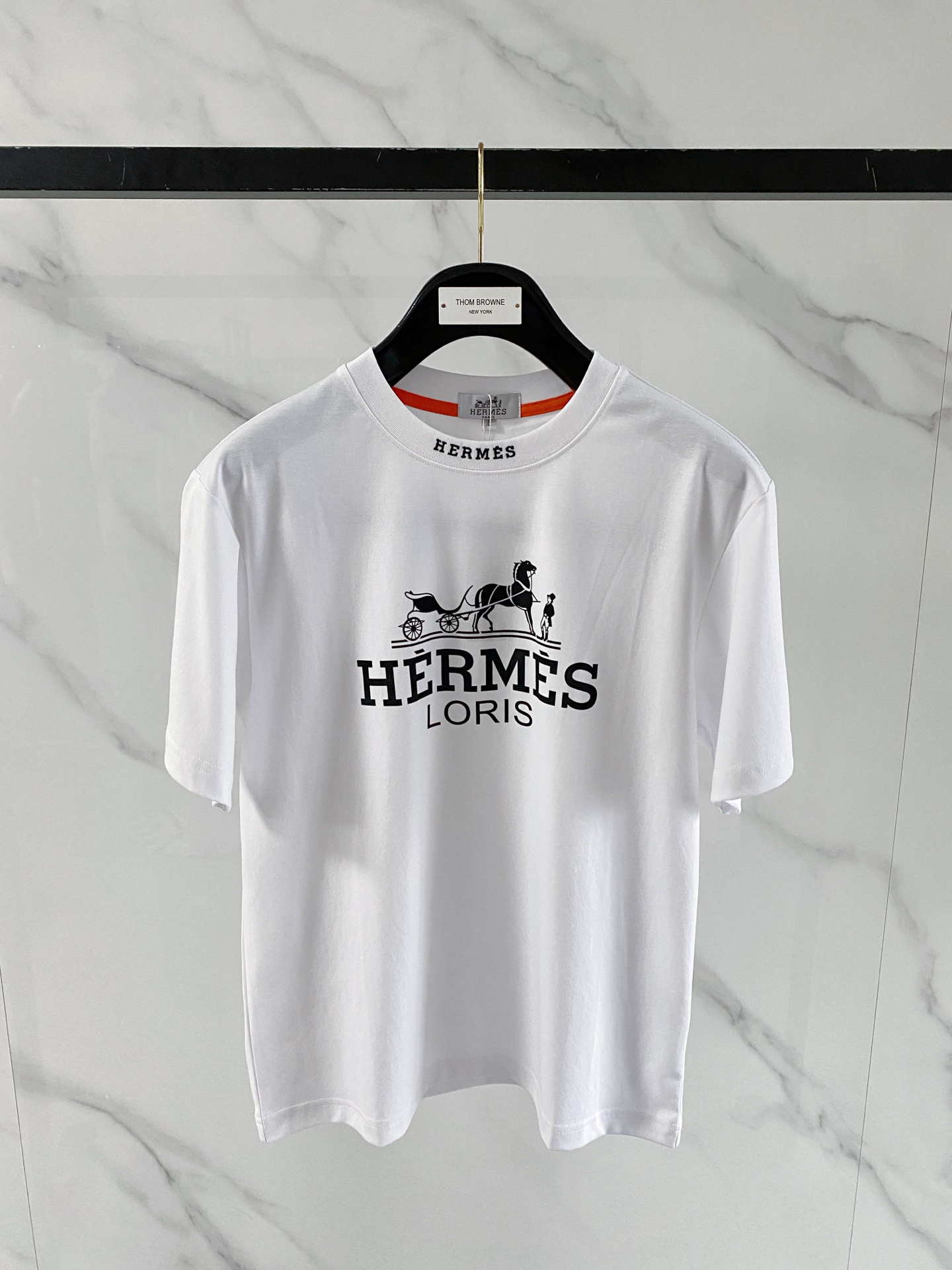 NO:913514,'HERMES' VIP advanced customization!  2026 spring and summer new short-sleeved. This T-shirt is a new product in the summer men's wear series. It is carefully made of imported fabrics with mercerized technology and has a heavy three-dimensional logo to add a casual style. Size M-3XL Recommended reference M120 catties or less (including 120 catties) L121-140 catties XL141-160 catties 2XL161-180 catties  3XL181—200kg shipped next day, hermes,hermes,T-shirt,tees,t-shirt,19860909《爱马仕 HERMES》VIP高级定制！ 2026春夏季新款短袖.这款T恤是夏季男装系列新品,采用丝光工艺进口面料精心制作,重工立体Logo,增添休闲风范.码数 M-3XL 推荐参考 M120斤以内（含120斤） L121—140斤 XL141—160斤 2XL161—180斤 3XL181—200斤隔天出货,,hermes,hermes,T-shirt,tees，t-shirt,,Men's clothing