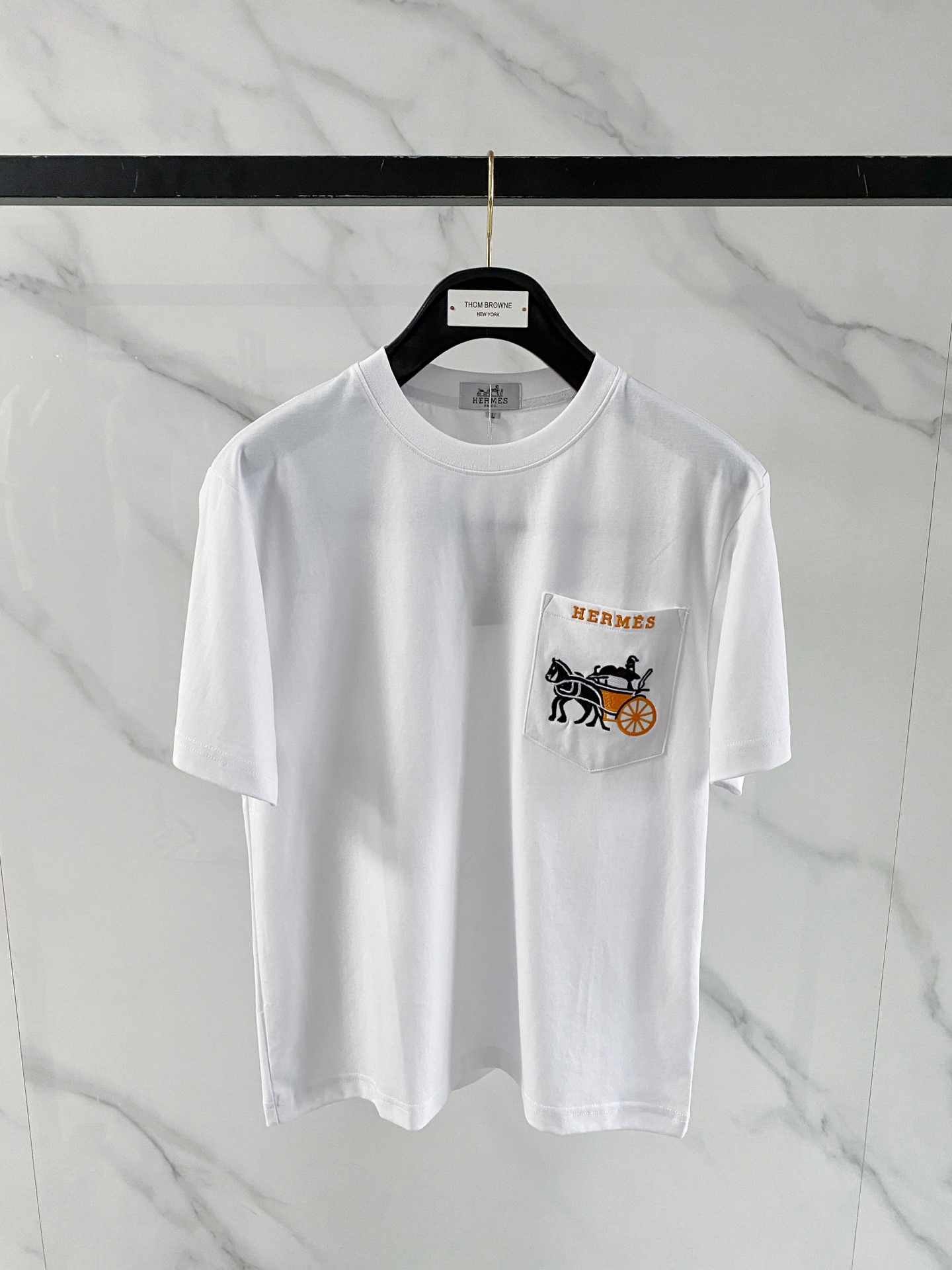 NO:916186,'HERMES' VIP advanced customization!  2026 spring and summer new short-sleeved. This T-shirt is a new product in the summer men's wear series. It is carefully made of imported fabrics with mercerized technology and has a heavy three-dimensional logo to add a casual style. Size M-3XL Recommended reference M120 catties or less (including 120 catties) L121-140 catties XL141-160 catties 2XL161-180 catties  3XL181—200 pounds,,hermes,hermes,T-shirt,tees,t-shirt,19860909《爱马仕 HERMES》VIP高级定制！ 2026春夏季新款短袖.这款T恤是夏季男装系列新品,采用丝光工艺进口面料精心制作,重工立体Logo,增添休闲风范.码数 M-3XL 推荐参考 M120斤以内（含120斤） L121—140斤 XL141—160斤 2XL161—180斤 3XL181—200斤,,hermes,hermes,T-shirt,tees，t-shirt,,Men's clothing