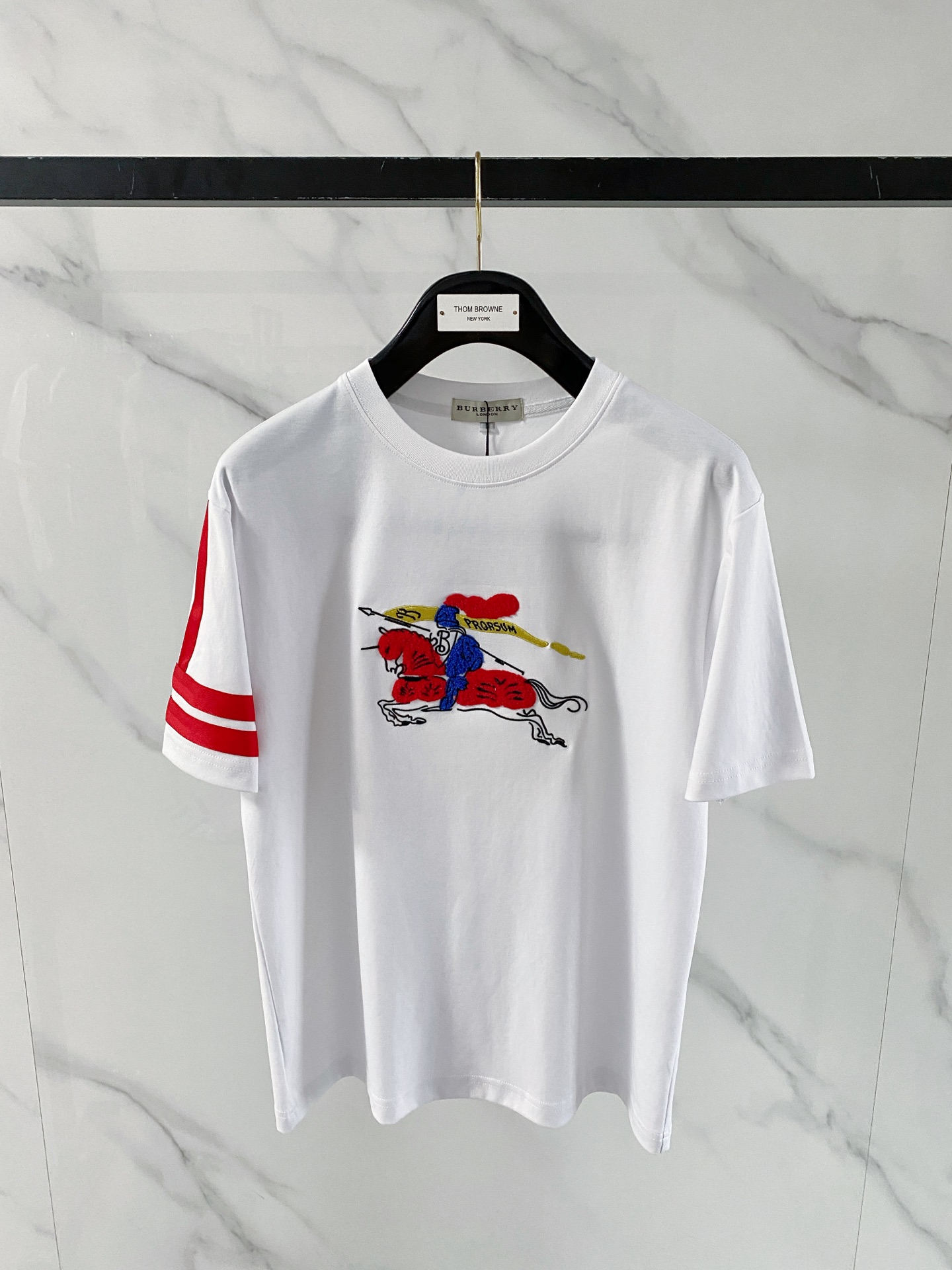 NO:916176,'Burberry' VIP advanced customization!  2026 spring and summer new short-sleeved. This T-shirt is a new product in the summer men's wear series. It is carefully made of imported fabrics with mercerized technology and has a heavy three-dimensional logo to add a casual style. Size M-3XL Recommended reference M120 catties or less (including 120 catties) L121-140 catties XL141-160 catties 2XL161-180 catties  3XL181—200 pounds,,burberry,burberry,T-shirt,tees,t-shirt,19860909《巴宝莉 Burberry》VIP高级定制！ 2026春夏季新款短袖.这款T恤是夏季男装系列新品,采用丝光工艺进口面料精心制作,重工立体Logo,增添休闲风范.码数 M-3XL 推荐参考 M120斤以内（含120斤） L121—140斤 XL141—160斤 2XL161—180斤 3XL181—200斤,,burberry,burberry,T-shirt,tees，t-shirt,,Men's clothing