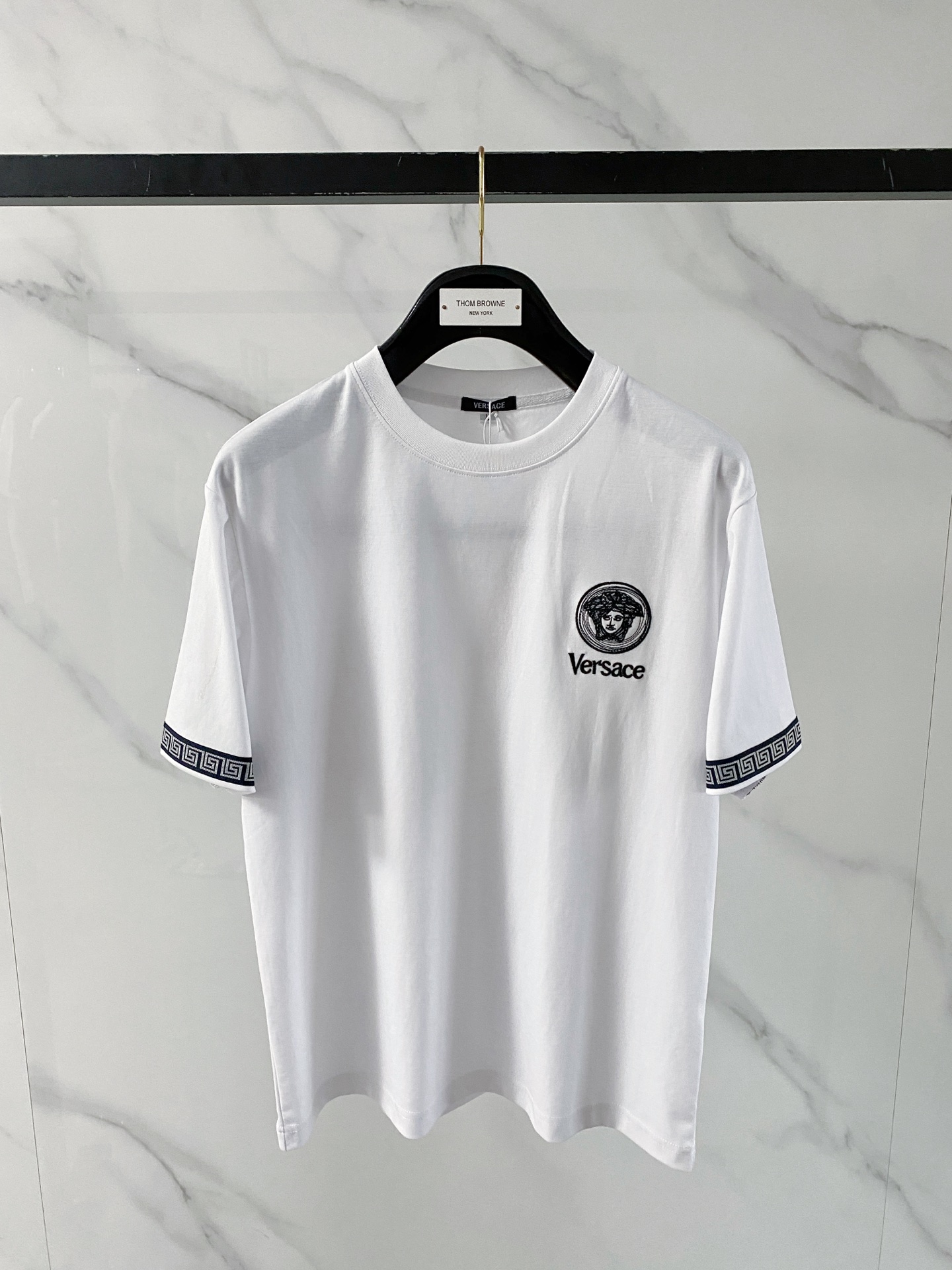 NO:913520,'Versace Versace' VIP advanced customization!  2026 spring and summer new short-sleeved. This T-shirt is a new product in the summer men's wear series. It is carefully made of imported fabrics with mercerized technology and has a heavy three-dimensional logo to add a casual style. Size M-3XL Recommended reference M120 catties or less (including 120 catties) L121-140 catties XL141-160 catties 2XL161-180 catties  3XL181—200 pounds shipped next day, versace, versace, T-shirt, tees, t-shirt,19860909《范思哲 Versace》VIP高级定制！ 2026春夏季新款短袖.这款T恤是夏季男装系列新品,采用丝光工艺进口面料精心制作,重工立体Logo,增添休闲风范.码数 M-3XL 推荐参考 M120斤以内（含120斤） L121—140斤 XL141—160斤 2XL161—180斤 3XL181—200斤隔天出货,,versace,versace,T-shirt,tees，t-shirt,,Men's clothing