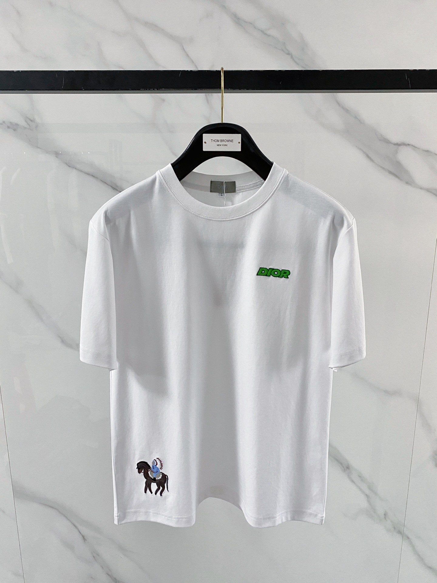 NO:916183,'Dior Dior' VIP advanced customization!  2026 spring and summer new short-sleeved. This T-shirt is a new product in the summer men's wear series. It is carefully made of imported fabrics with mercerized technology and has a heavy three-dimensional logo to add a casual style. Size M-3XL Recommended reference M120 catties or less (including 120 catties) L121-140 catties XL141-160 catties 2XL161-180 catties  3XL181—200 pounds,,dior,dior,T-shirt,tees,t-shirt,19860909《迪奥 Dior》VIP高级定制！ 2026春夏季新款短袖.这款T恤是夏季男装系列新品,采用丝光工艺进口面料精心制作,重工立体Logo,增添休闲风范.码数 M-3XL 推荐参考 M120斤以内（含120斤） L121—140斤 XL141—160斤 2XL161—180斤 3XL181—200斤,,dior,dior,T-shirt,tees，t-shirt,,Men's clothing