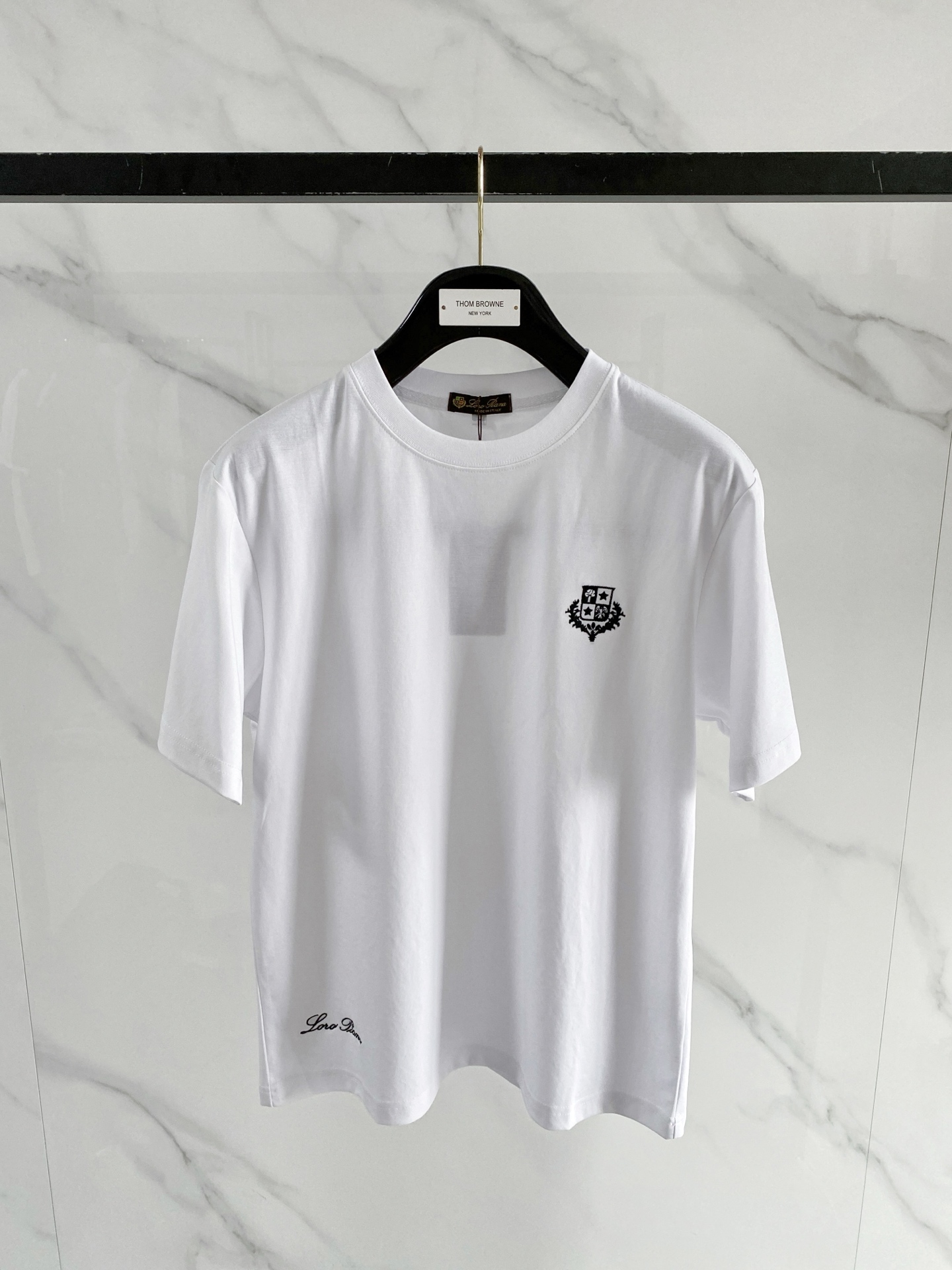 NO:916184,'Nuoyou Panya LP' VIP advanced customization!  2026 spring and summer new short-sleeved. This T-shirt is a new product in the summer men's wear series. It is carefully made of imported fabrics with mercerized technology and has a heavy three-dimensional logo to add a casual style. Size M-3XL Recommended reference M120 catties or less (including 120 catties) L121-140 catties XL141-160 catties 2XL161-180 catties 3XL181-200 catties,,loro  piana,T-shirt,tees,t-shirt,19860909《诺悠翩雅 LP》VIP高级定制！ 2026春夏季新款短袖.这款T恤是夏季男装系列新品,采用丝光工艺进口面料精心制作,重工立体Logo,增添休闲风范.码数 M-3XL 推荐参考 M120斤以内（含120斤） L121—140斤 XL141—160斤 2XL161—180斤 3XL181—200斤,,loro piana,T-shirt,tees，t-shirt,,Men's clothing