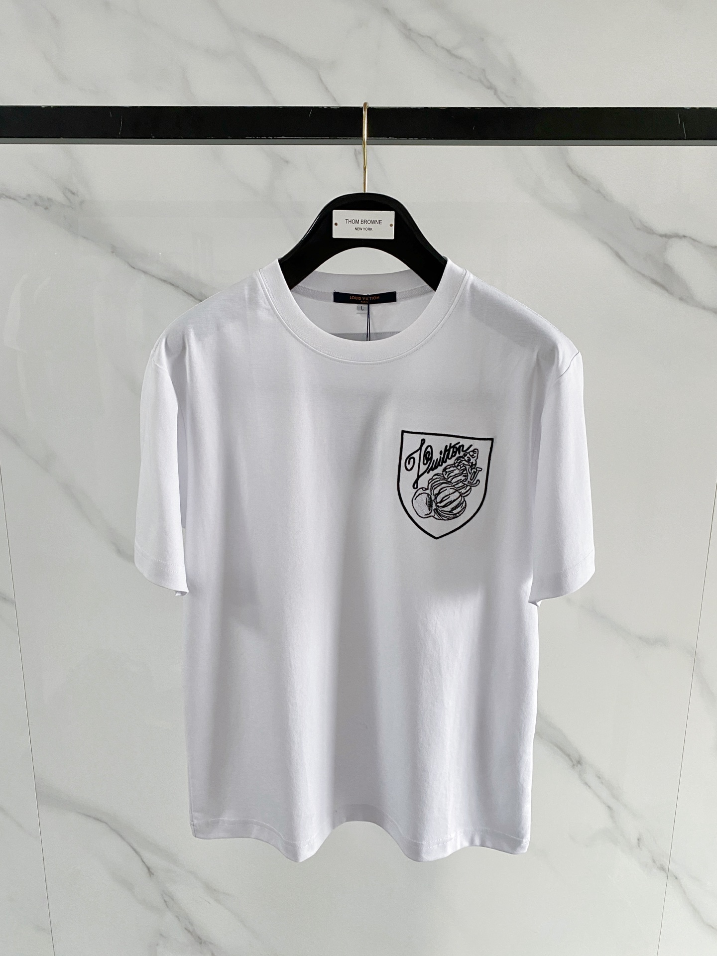 NO:916181,'Louis Vuitton LV' VIP advanced customization!  2026 spring and summer new short-sleeved. This T-shirt is a new product in the summer men's series. It is carefully made of imported fabrics with mercerized technology and has a heavy three-dimensional logo to add a casual style. Size M-3XL Recommended reference M120 catties or less (including 120 catties) L121-140 catties XL141-160 catties 2XL161-180 catties 3XL181-200 catties,,louis  vuitton,louis vuitton,T-shirt,tees,t-shirt,19860909《路易威登 LV》VIP高级定制！ 2026春夏季新款短袖.这款T恤是夏季男装系列新品,采用丝光工艺进口面料精心制作,重工立体Logo,增添休闲风范.码数 M-3XL 推荐参考 M120斤以内（含120斤） L121—140斤 XL141—160斤 2XL161—180斤 3XL181—200斤,,louis vuitton,louis vuitton,T-shirt,tees，t-shirt,,Men's clothing
