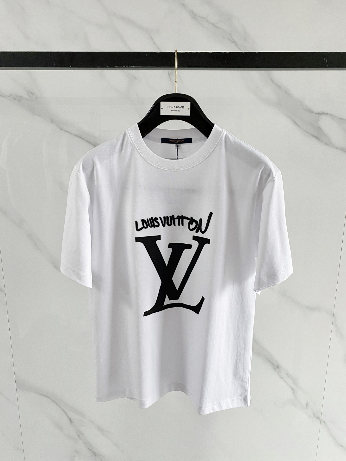 NO:913517,'Louis Vuitton LV' VIP advanced customization!  2026 spring and summer new short-sleeved. This T-shirt is a new product in the summer men's wear series. It is carefully made of imported fabrics with mercerized technology and has a heavy three-dimensional logo to add a casual style. Size M-3XL Recommended reference M120 catties or less (including 120 catties) L121-140 catties XL141-160 catties 2XL161-180 catties  3XL181—200 pounds shipped next day, louis vuitton, louis vuitton, T-shirt, tees, t-shirt,19860909《路易威登 LV》VIP高级定制！ 2026春夏季新款短袖.这款T恤是夏季男装系列新品,采用丝光工艺进口面料精心制作,重工立体Logo,增添休闲风范.码数 M-3XL 推荐参考 M120斤以内（含120斤） L121—140斤 XL141—160斤 2XL161—180斤 3XL181—200斤隔天出货,,louis vuitton,louis vuitton,T-shirt,tees，t-shirt,,Men's clothing