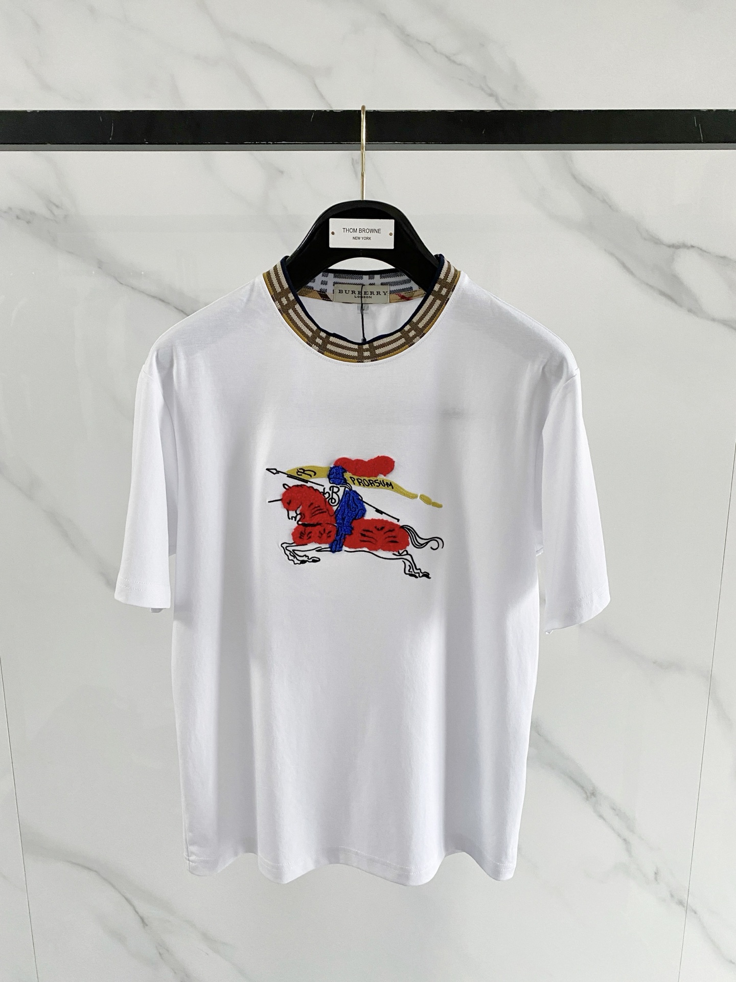 NO:913511,'Burberry' VIP advanced customization!  2026 spring and summer new short-sleeved. This T-shirt is a new product in the summer men's wear series. It is carefully made of imported fabrics with mercerized technology and has a heavy three-dimensional logo to add a casual style. Size M-3XL Recommended reference M120 catties or less (including 120 catties) L121-140 catties XL141-160 catties 2XL161-180 catties  3XL181—200 pounds shipped next day, burberry, burberry, T-shirt, tees, t-shirt,19860909《巴宝莉 Burberry》VIP高级定制！ 2026春夏季新款短袖.这款T恤是夏季男装系列新品,采用丝光工艺进口面料精心制作,重工立体Logo,增添休闲风范.码数 M-3XL 推荐参考 M120斤以内（含120斤） L121—140斤 XL141—160斤 2XL161—180斤 3XL181—200斤隔天出货,,burberry,burberry,T-shirt,tees，t-shirt,,Men's clothing