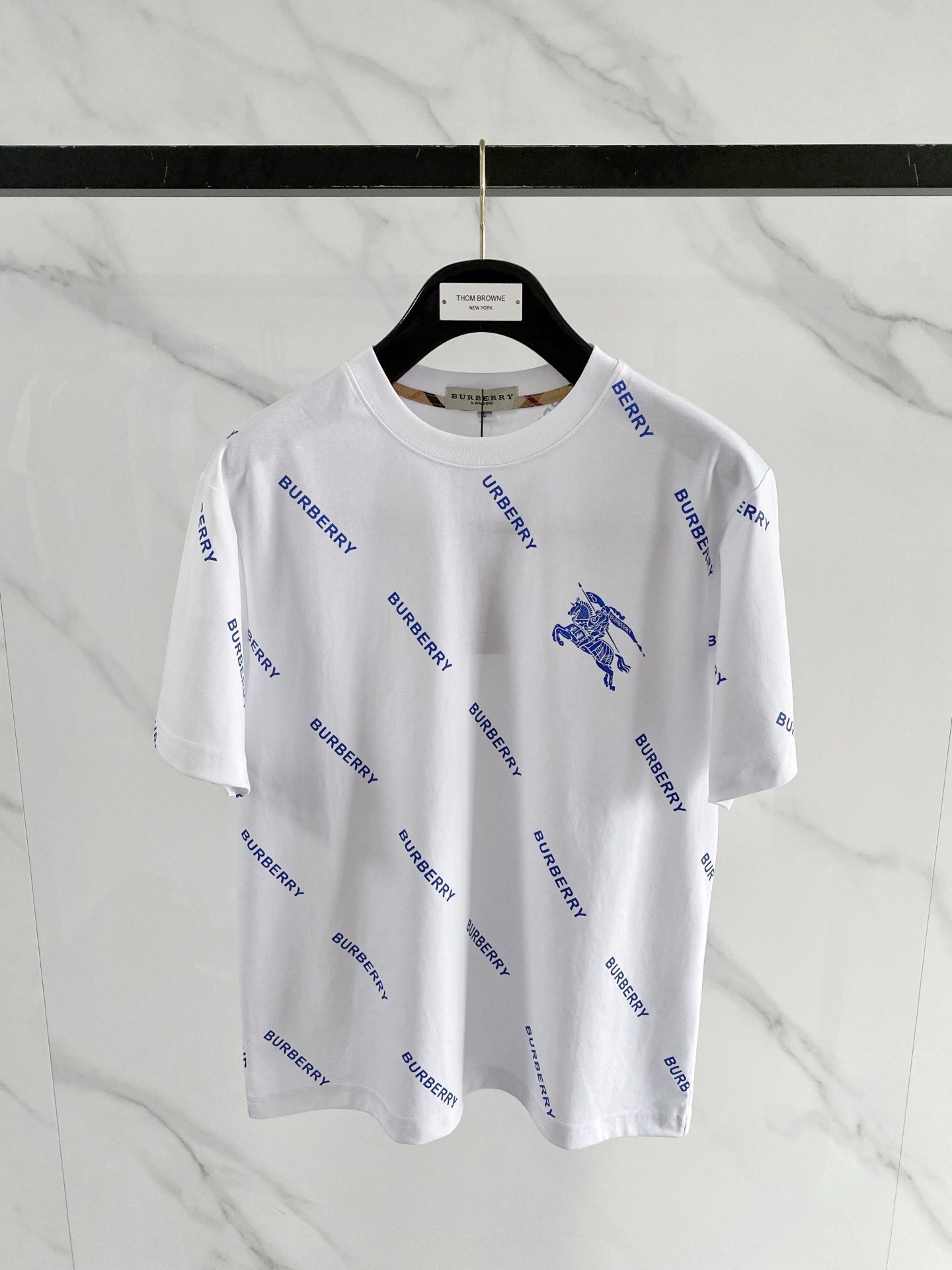 NO:916168,'Burberry' VIP advanced customization!  2026 spring and summer new short-sleeved. This T-shirt is a new product in the summer men's wear series. It is carefully made of imported fabrics with mercerized technology and has a heavy three-dimensional logo to add a casual style. Size M-3XL Recommended reference M120 catties or less (including 120 catties) L121-140 catties XL141-160 catties 2XL161-180 catties  3XL181—200 pounds,,burberry,burberry,T-shirt,tees,t-shirt,19860909《巴宝莉 Burberry》VIP高级定制！ 2026春夏季新款短袖.这款T恤是夏季男装系列新品,采用丝光工艺进口面料精心制作,重工立体Logo,增添休闲风范.码数 M-3XL 推荐参考 M120斤以内（含120斤） L121—140斤 XL141—160斤 2XL161—180斤 3XL181—200斤,,burberry,burberry,T-shirt,tees，t-shirt,,Men's clothing