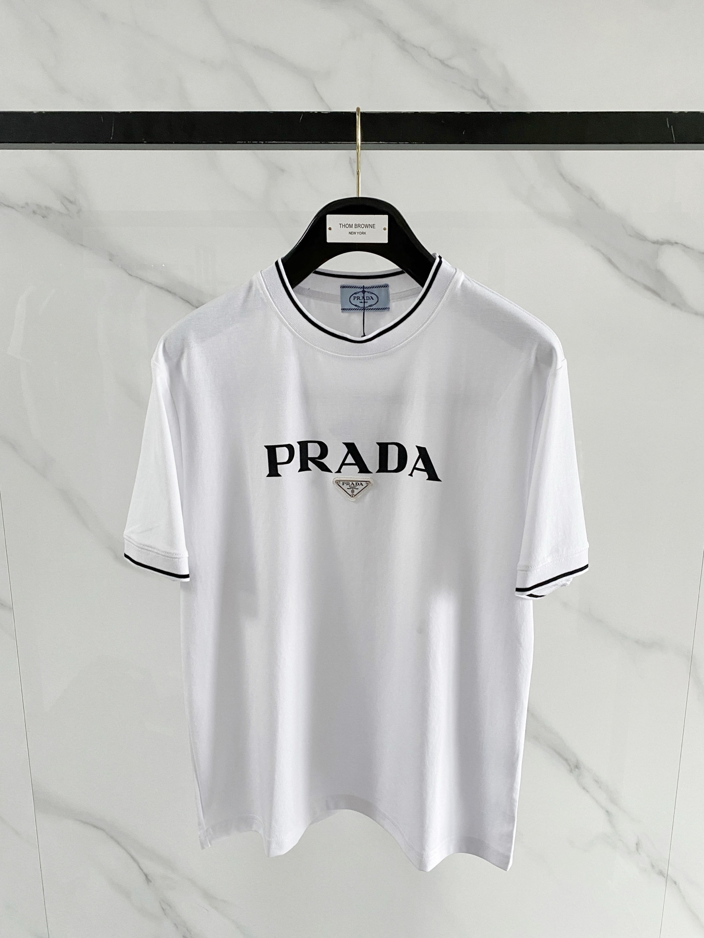 NO:913526,'PRADA' VIP advanced customization!  2026 spring and summer new short-sleeved. This T-shirt is a new product in the summer men's wear series. It is carefully made of imported fabrics with mercerized technology and has a heavy three-dimensional logo to add a casual style. Size M-3XL Recommended reference M120 catties or less (including 120 catties) L121-140 catties XL141-160 catties 2XL161-180 catties  3XL181—200 catties shipped next day, prada, prada, T-shirt, tees, t-shirt,19860909《普拉达 PRADA》VIP高级定制！ 2026春夏季新款短袖.这款T恤是夏季男装系列新品,采用丝光工艺进口面料精心制作,重工立体Logo,增添休闲风范.码数 M-3XL 推荐参考 M120斤以内（含120斤） L121—140斤 XL141—160斤 2XL161—180斤 3XL181—200斤隔天出货,,prada,prada,T-shirt,tees，t-shirt,,Men's clothing