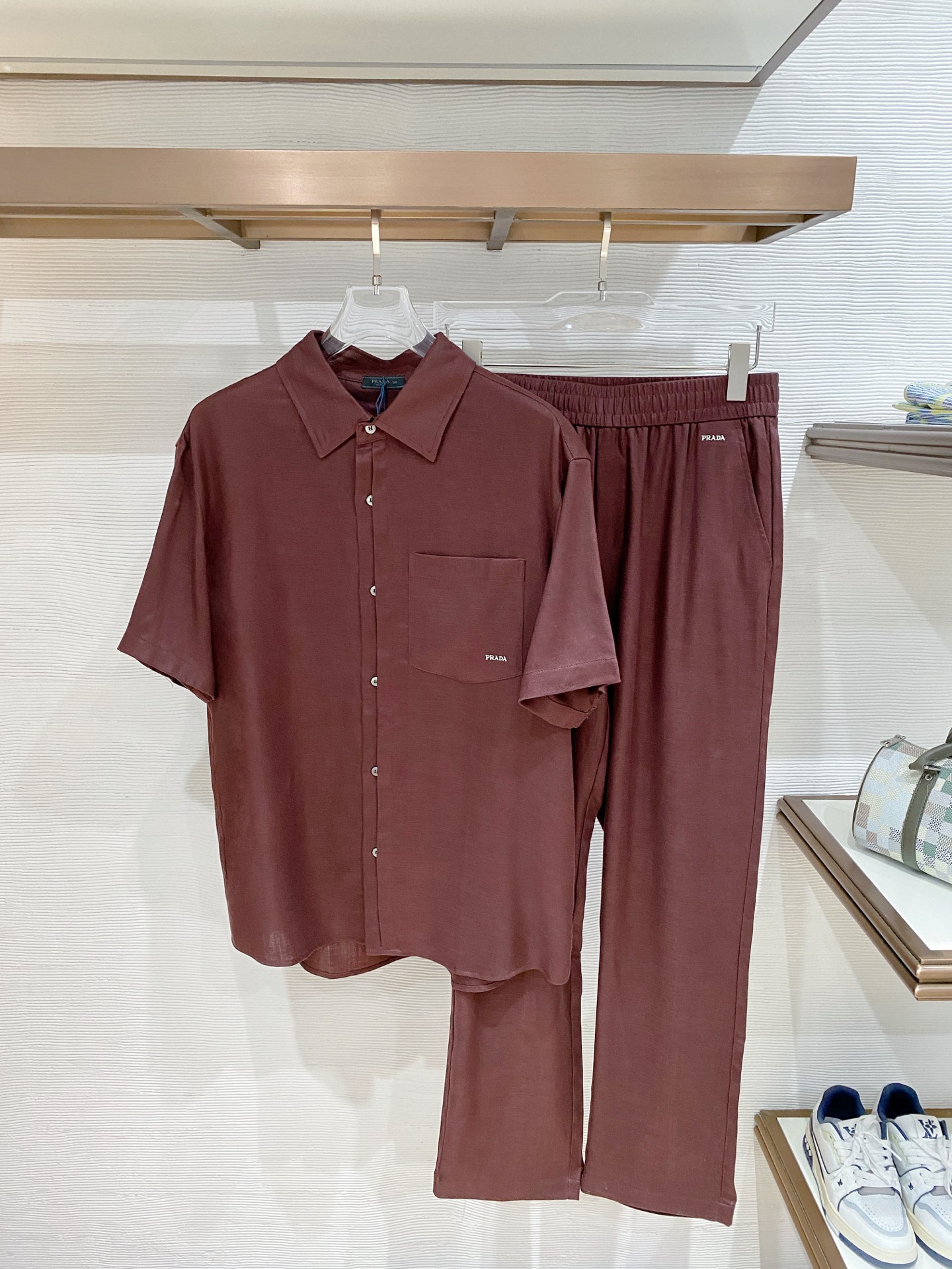 NO:833920,One set for sale Spring suit Top quality Prada Customized top fabric New product Latest design 2026ss Home new jacket, the new product on the show is in perfect condition, comfortable and warm, complete with three standards, full and attractive color, very outstanding design, easily upgrades the sense of fashion, extremely elegant and rigorous workmanship, neat and meticulous wiring!  A masterpiece from a famous designer!  The upper body does not look bloated and is super handsome!  Available sizes M ~ XXXL,,prada,jackets & coats,jackets & coats,19860909一套销售 春款套装 顶级品质 普拉达 定制顶级面料 新品 最新设计款 2026ss 家新款夹克外套,秀场新品品相非常完美,舒适保暖,三标齐全色泽饱满诱人,非常出彩的设计,轻松将时髦感进阶,做工极为考究严谨,走线工整细致！大牌设计师巨作！上身不显臃肿、超级帅气！现货码数M ～ XXXL,,prada,jackets & coats,jackets & coats,,Men's clothing