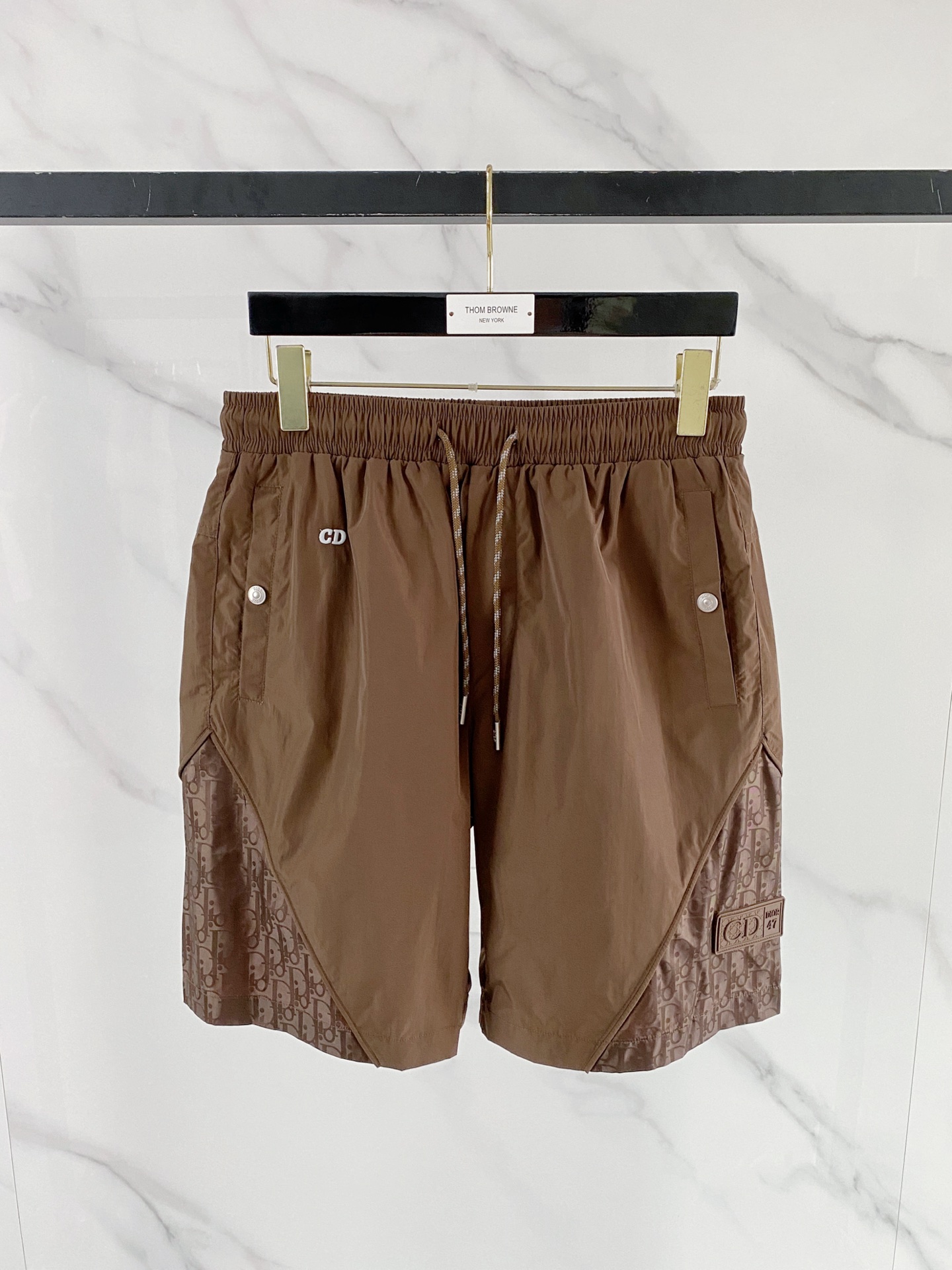 NO:848797,Dior Dior  2026ss summer Oblique presbyopic splicing series casual shorts, available in black/coffee colors, combine the brand's iconic elements with functional tailoring to create a new texture. Made of high-density anti-wrinkle nylon fabric, the upper body is light and breathable, with a smooth drape, without fear of summer heat and wrinkles; the waistband adopts a two-color drawstring elastic design  , with exquisite rope details, taking into account both comfort and sophistication. The Oblique presbyopia stitching on both sides of the pants, the HD logo on the front, and the three-dimensional DIOR patch pocket on the back are low-key to inject brand recognition. The neat straight silhouette modifies the leg shape. Whether it is daily life in the city or on vacation, you can easily wear a relaxed and noble summer style.  Color Black Brown Size 48-56 Dior Dior  2026ss summer Oblique presbyopic splicing series casual shorts, available in black/coffee colors, combine the brand's iconic elements with functional tailoring to create a new texture. Made of high-density anti-wrinkle nylon fabric, the upper body is light and breathable, with a smooth drape, without fear of summer heat and wrinkles; the waistband adopts a two-color drawstring elastic design  , with exquisite rope details, taking into account both comfort and sophistication. The Oblique presbyopia stitching on both sides of the pants, the HD logo on the front, and the three-dimensional DIOR patch pocket on the back are low-key to inject brand recognition. The neat straight silhouette modifies the leg shape. Whether it is daily life in the city or on vacation, you can easily wear a relaxed and noble summer style.  Color black coffee code number 48-56, dior, dior, shorts,19860909Dior 迪奥 2026ss夏季Oblique老花拼接系列休闲短裤,黑/咖双色可选,把品牌标志性元素与机能剪裁玩出了新质感.甄选高密抗皱锦纶面料打造,上身轻薄透气,自带顺滑垂坠感,无惧夏日闷热与褶皱；腰头采用双色抽绳松紧设计,搭配精致绳头细节,兼顾舒适与精致度.裤身两侧的Oblique老花拼接与正面HD标识、背面立体DIOR贴袋,低调注入品牌辨识度,利落直筒版型修饰腿型,无论是都市日常还是度假出行,都能轻松穿出松弛显贵的夏日格调. 颜色黑色 咖色 码数48-56 Dior 迪奥 2026ss夏季Oblique老花拼接系列休闲短裤,黑/咖双色可选,把品牌标志性元素与机能剪裁玩出了新质感.甄选高密抗皱锦纶面料打造,上身轻薄透气,自带顺滑垂坠感,无惧夏日闷热与褶皱；腰头采用双色抽绳松紧设计,搭配精致绳头细节,兼顾舒适与精致度.裤身两侧的Oblique老花拼接与正面HD标识、背面立体DIOR贴袋,低调注入品牌辨识度,利落直筒版型修饰腿型,无论是都市日常还是度假出行,都能轻松穿出松弛显贵的夏日格调. 颜色黑色 咖色 码数48-56,,dior,dior,shorts,,Men's clothing