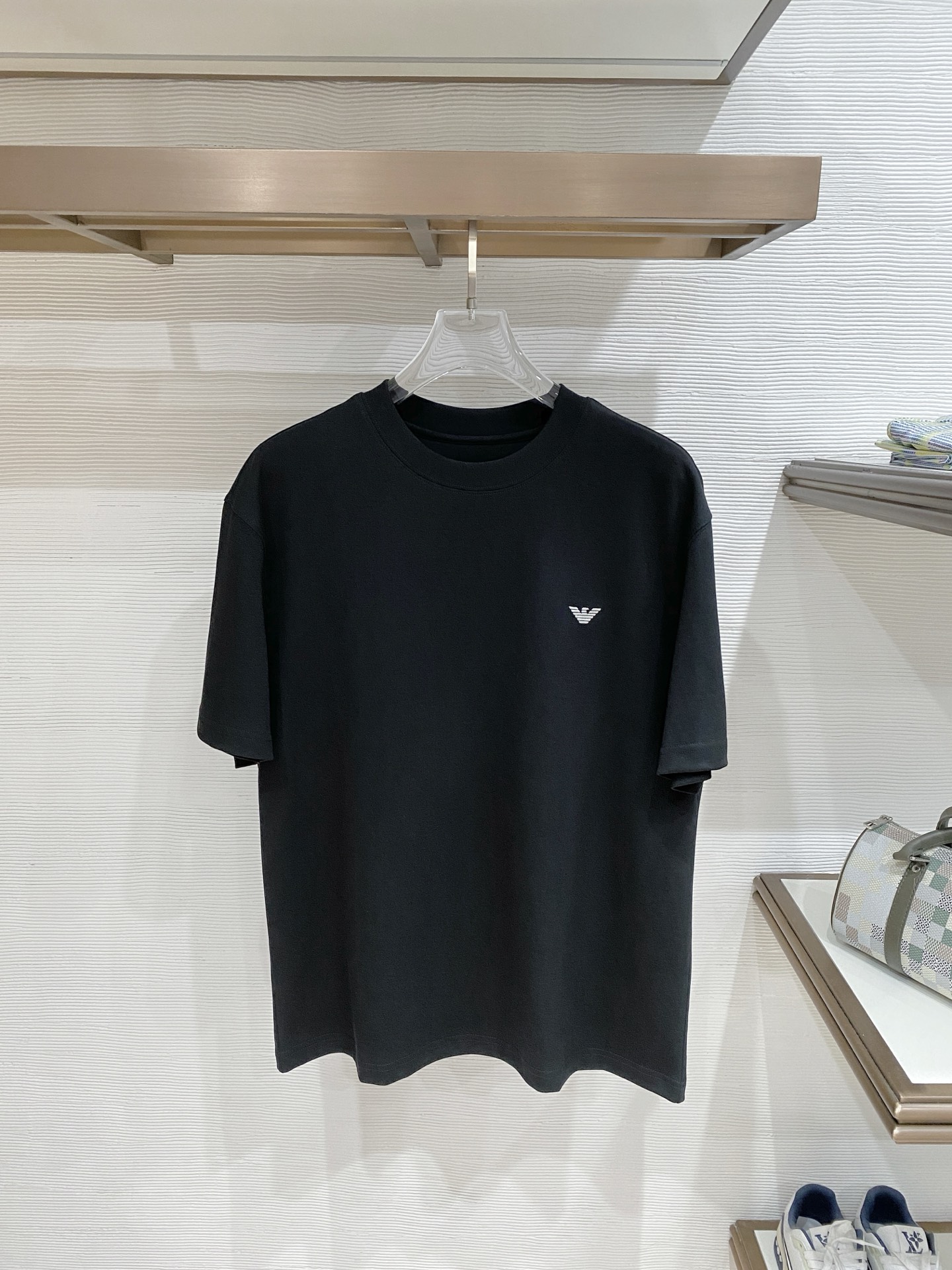 NO:836905,Armani premium cloud cotton fabric 2026 spring and summer new style debut counter latest short-sleeved round neck T-shirt high-end custom design avant-garde fashion!  The brand logo is designed with heavy craftsmanship. High-end customized double-ply high-end fabrics. Soft to the touch. Comfortable to wear. Exquisite stitching at the counter level. Fine workmanship. The upper body effect is incomparably handsome!  A must-have item for a stylish man!  Color Black White Size M-3XL, armani, T-shirt, tees, t-shirt,19860909阿玛尼 精品云朵棉面料 2026春夏新款首发专柜最新款短袖圆领T恤 高端订制 设计前卫时尚！品牌logo重工艺设计 高端定制双股高定面料.手感柔软.穿着舒适.专柜级别精致车线.做工精细.上身效果无敌帅气！型男必备单品！ 颜色黑色 白色  码数M-3XL,,armani,T-shirt,tees，t-shirt,,Men's clothing