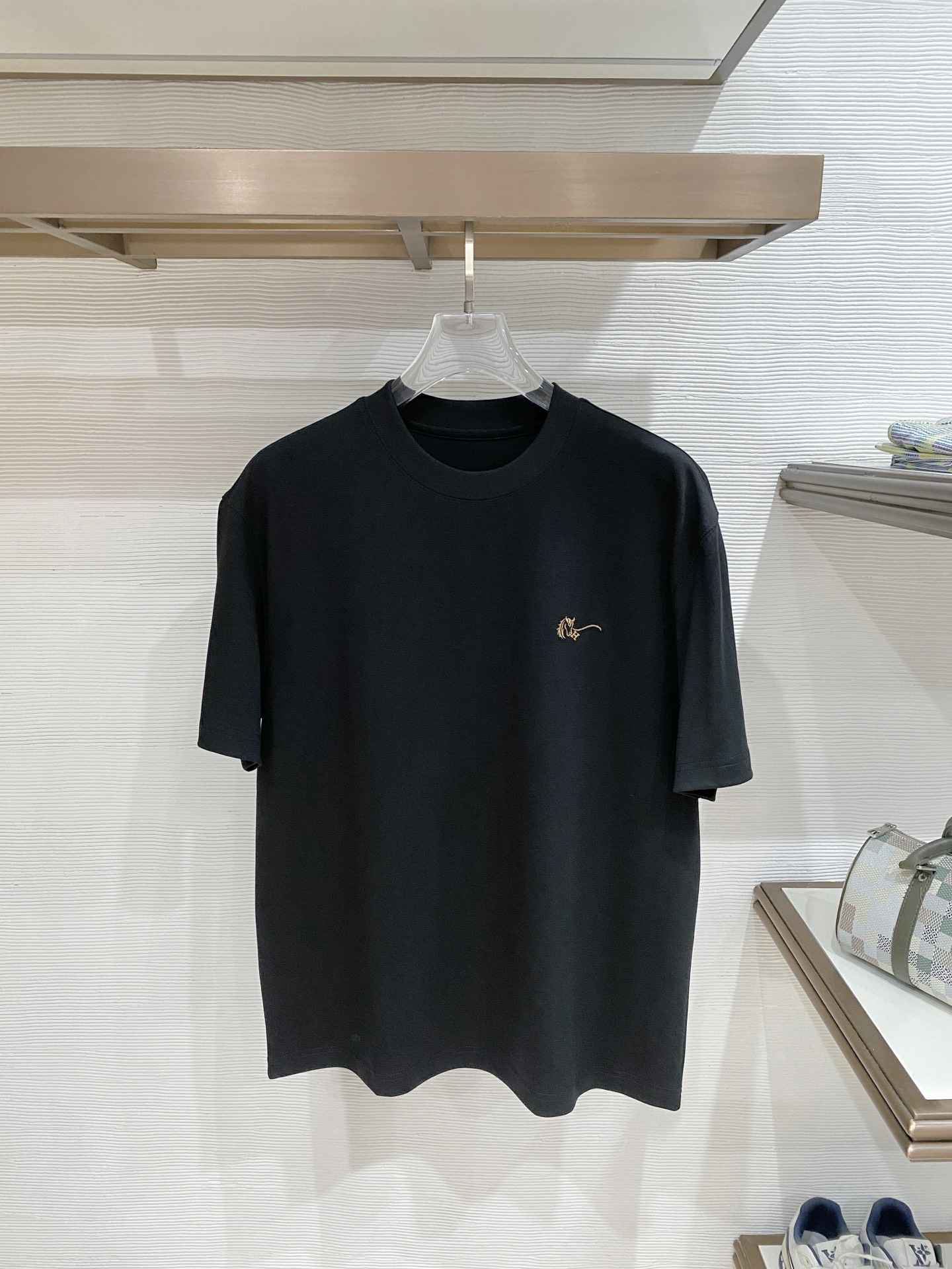 NO:836902,Hermès premium cloud cotton fabric 2026 spring and summer new style debut counter latest short-sleeved round neck T-shirt high-end custom design avant-garde fashion!  The brand logo is designed with heavy craftsmanship. High-end customized double-ply high-end fabrics. Soft to the touch. Comfortable to wear. Exquisite stitching at the counter level. Fine workmanship. The upper body effect is incomparably handsome!  A must-have item for a stylish man!  Color Black White Size M-3XL, hermes, T-shirt, tees, t-shirt,19860909爱马仕 精品云朵棉面料 2026春夏新款首发专柜最新款短袖圆领T恤 高端订制 设计前卫时尚！品牌logo重工艺设计 高端定制双股高定面料.手感柔软.穿着舒适.专柜级别精致车线.做工精细.上身效果无敌帅气！型男必备单品！ 颜色黑色 白色  码数M-3XL,,hermes,T-shirt,tees，t-shirt,,Men's clothing