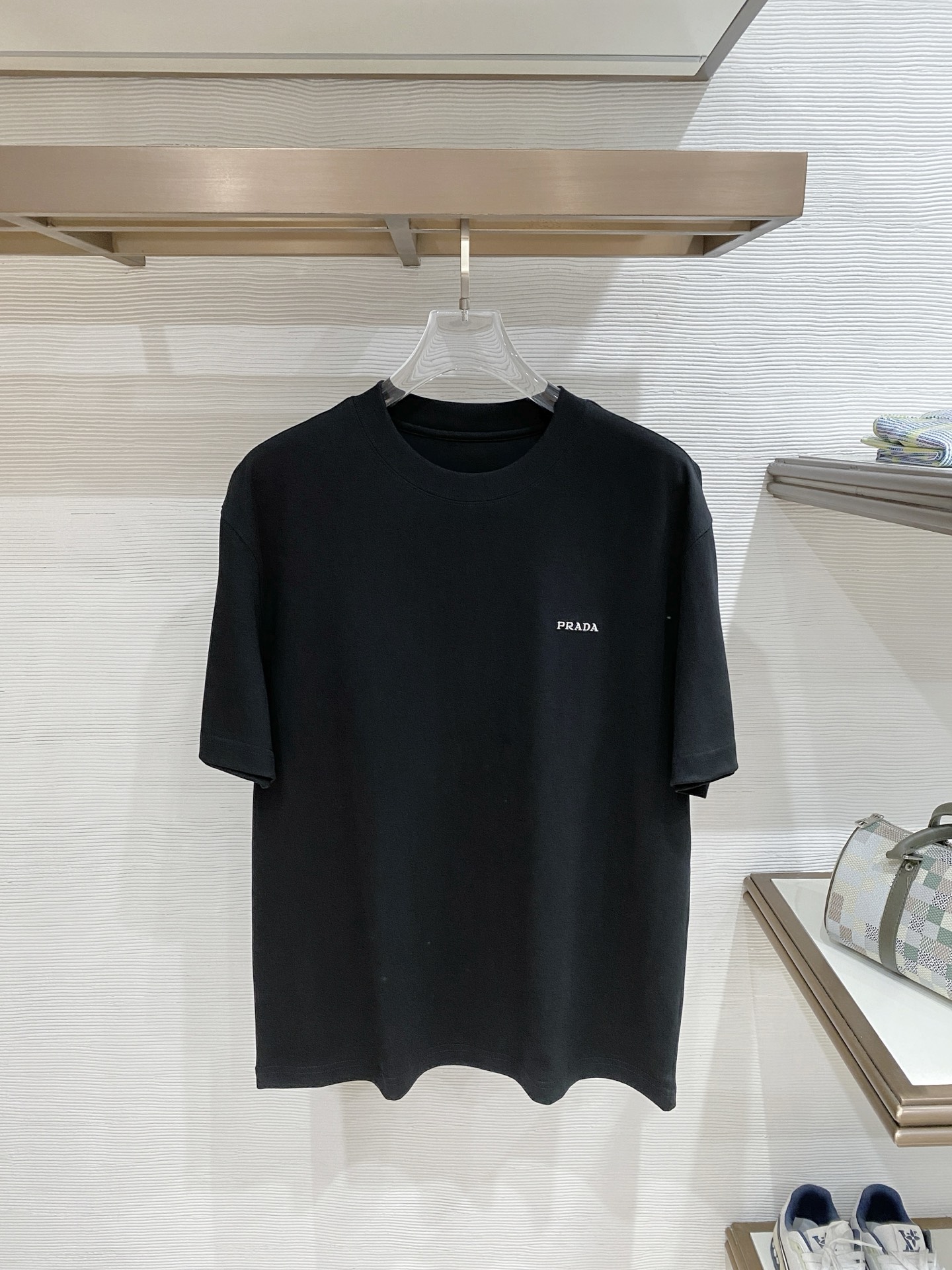 NO:836898,Prada premium cloud cotton fabric 2026 spring and summer new style debut counter latest short-sleeved round neck T-shirt high-end custom design avant-garde fashion!  The brand logo is designed with heavy craftsmanship. High-end customized double-ply high-end fabrics. Soft to the touch. Comfortable to wear. Exquisite stitching at the counter level. Fine workmanship. The upper body effect is incomparably handsome!  A must-have item for a stylish man!  Color black white Size M-3XL, prada, T-shirt, tees, t-shirt,19860909普拉达 精品云朵棉面料 2026春夏新款首发专柜最新款短袖圆领T恤 高端订制 设计前卫时尚！品牌logo重工艺设计 高端定制双股高定面料.手感柔软.穿着舒适.专柜级别精致车线.做工精细.上身效果无敌帅气！型男必备单品！ 颜色黑色 白色  码数M-3XL,,prada,T-shirt,tees，t-shirt,,Men's clothing