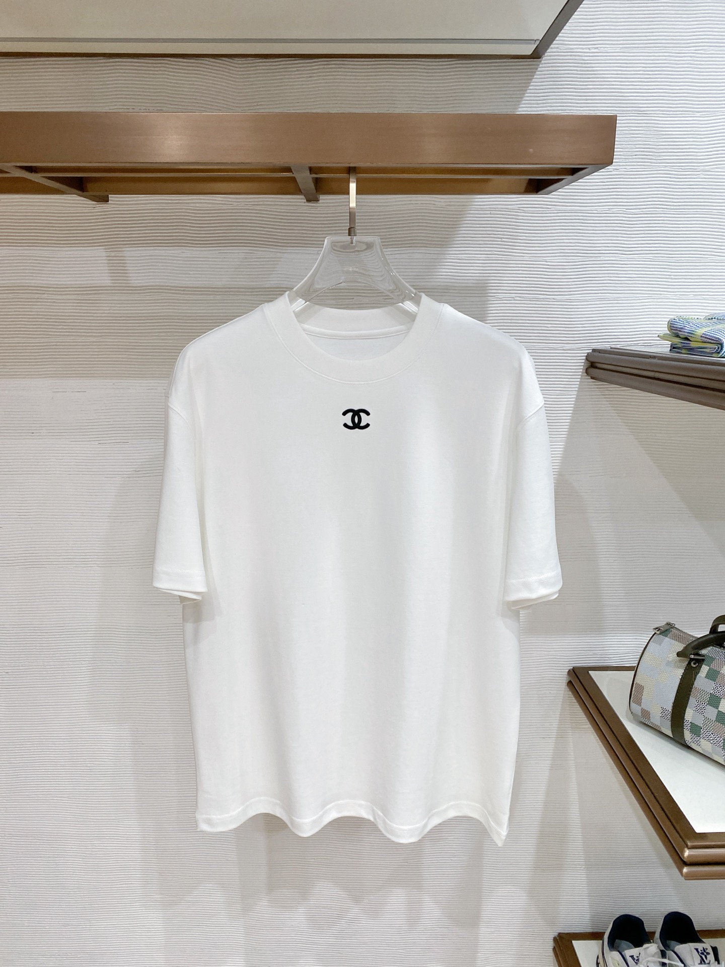 NO:836894,Chanel fine cloud cotton fabric 2026 spring and summer new style debut counter latest short-sleeved round neck T-shirt high-end custom design avant-garde fashion!  The brand logo is designed with heavy craftsmanship. High-end customized double-ply high-end fabrics. Soft to the touch. Comfortable to wear. Exquisite stitching at the counter level. Fine workmanship. The upper body effect is incomparably handsome!  A must-have item for a stylish man!  Color Black White Size M-3XL,,chanel,T-shirt,tees,t-shirt,19860909香奈儿 精品云朵棉面料 2026春夏新款首发专柜最新款短袖圆领T恤 高端订制 设计前卫时尚！品牌logo重工艺设计 高端定制双股高定面料.手感柔软.穿着舒适.专柜级别精致车线.做工精细.上身效果无敌帅气！型男必备单品！ 颜色黑色 白色  码数M-3XL,,chanel,T-shirt,tees，t-shirt,,Men's clothing