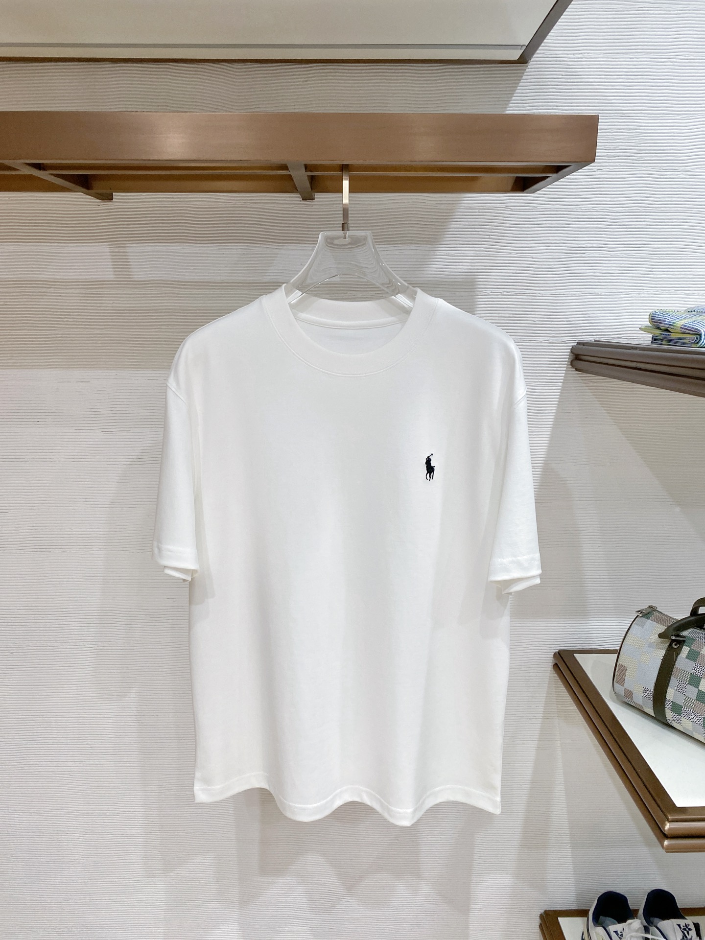 NO:836890,Ralph Lauren premium cloud cotton fabric 2026 spring and summer new style debut counter latest short-sleeved round neck T-shirt high-end custom design avant-garde fashion!  The brand logo is designed with heavy craftsmanship. High-end customized double-ply high-end fabrics. Soft to the touch. Comfortable to wear. Exquisite stitching at the counter level. Fine workmanship. The upper body effect is incomparably handsome!  A must-have item for a stylish man!  Color Black White Size M-3XL, T-shirt, tees, t-shirt,19860909拉夫劳伦 精品云朵棉面料 2026春夏新款首发专柜最新款短袖圆领T恤 高端订制 设计前卫时尚！品牌logo重工艺设计 高端定制双股高定面料.手感柔软.穿着舒适.专柜级别精致车线.做工精细.上身效果无敌帅气！型男必备单品！ 颜色黑色 白色  码数M-3XL,,T-shirt,tees，t-shirt,,Men's clothing