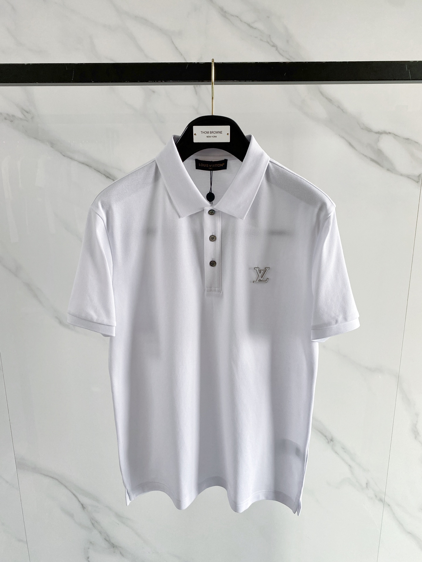 NO:848796,Louis Vuitton 2026ss spring and summer new style | LV classic logo Polo shirt is made of high-density piqué cotton fabric, breathable and dry, perfect for hot weather in spring and summer. The neat lapels are matched with a three-button placket, the style is crisp and not soft; the exquisite brand embroidery on the chest low-key releases the brand texture. The black and white two-color classic and versatile, whether it is commuting business or daily leisure, you can easily create a simple and high-end urban outfit. It is a must-have for the spring and summer wardrobe. Color black  White code number 48-56,,louis vuitton,louis vuitton,19860909路易威登 2026ss春夏新款 | LV 经典标识Polo衫 甄选高密珠地棉面料,透气干爽,完美适配春夏高温天气.利落翻领搭配三粒扣门襟,版型挺括不软塌；胸口精致品牌刺绣,低调释放品牌质感.黑白双色经典百搭,无论是通勤商务还是日常休闲,都能轻松打造简约高级的都市穿搭,是春夏衣橱的刚需款. 颜色黑色 白色 码数48-56,,louis vuitton,louis vuitton,,Men's clothing