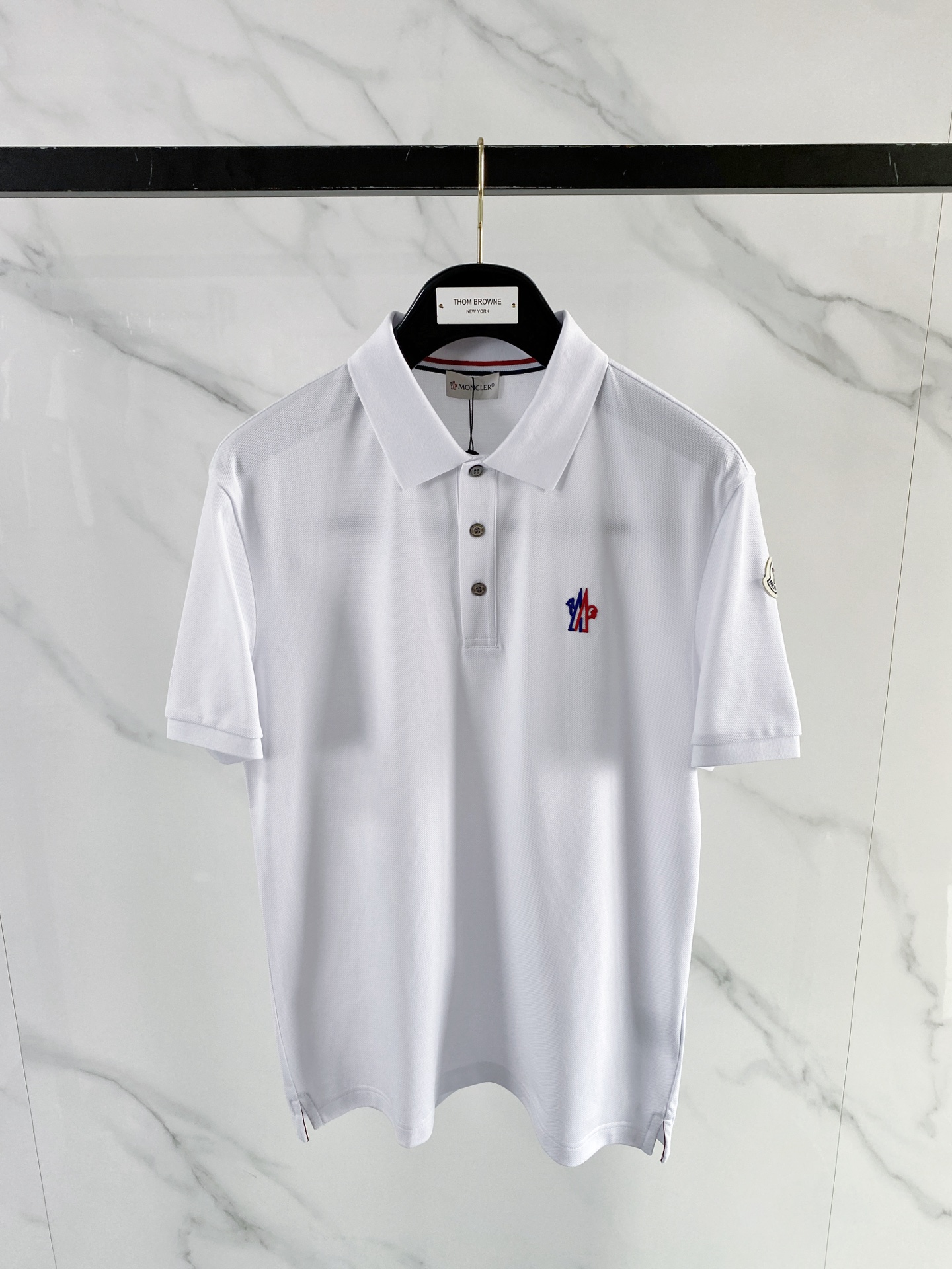 NO:848790,Moncler muzzle 2026ss spring and summer classic Polo shirt, neat tailoring outlines a neat figure, custom piqué cotton fabric is breathable and wrinkle-resistant, taking into account both texture and comfort. The embroidery of the brand logo on the chest and the armband details low-key highlight the brand recognition. Available in black and white, it is suitable for daily commuting and casual occasions, and can easily create an effortless and high-end look. Color Black White Size M-3XL, Moncler,19860909Moncler 蒙口 2026ss春夏经典款Polo衫,利落剪裁勾勒利落身形,定制珠地棉面料透气抗皱,兼顾质感与舒适.胸口品牌标识刺绣与袖标细节,低调彰显品牌辨识度.黑白双色可选,适配日常通勤与休闲场合,轻松打造不费力的高级感穿搭. 颜色黑色 白色 码数M-3XL,,Moncler,,Men's clothing
