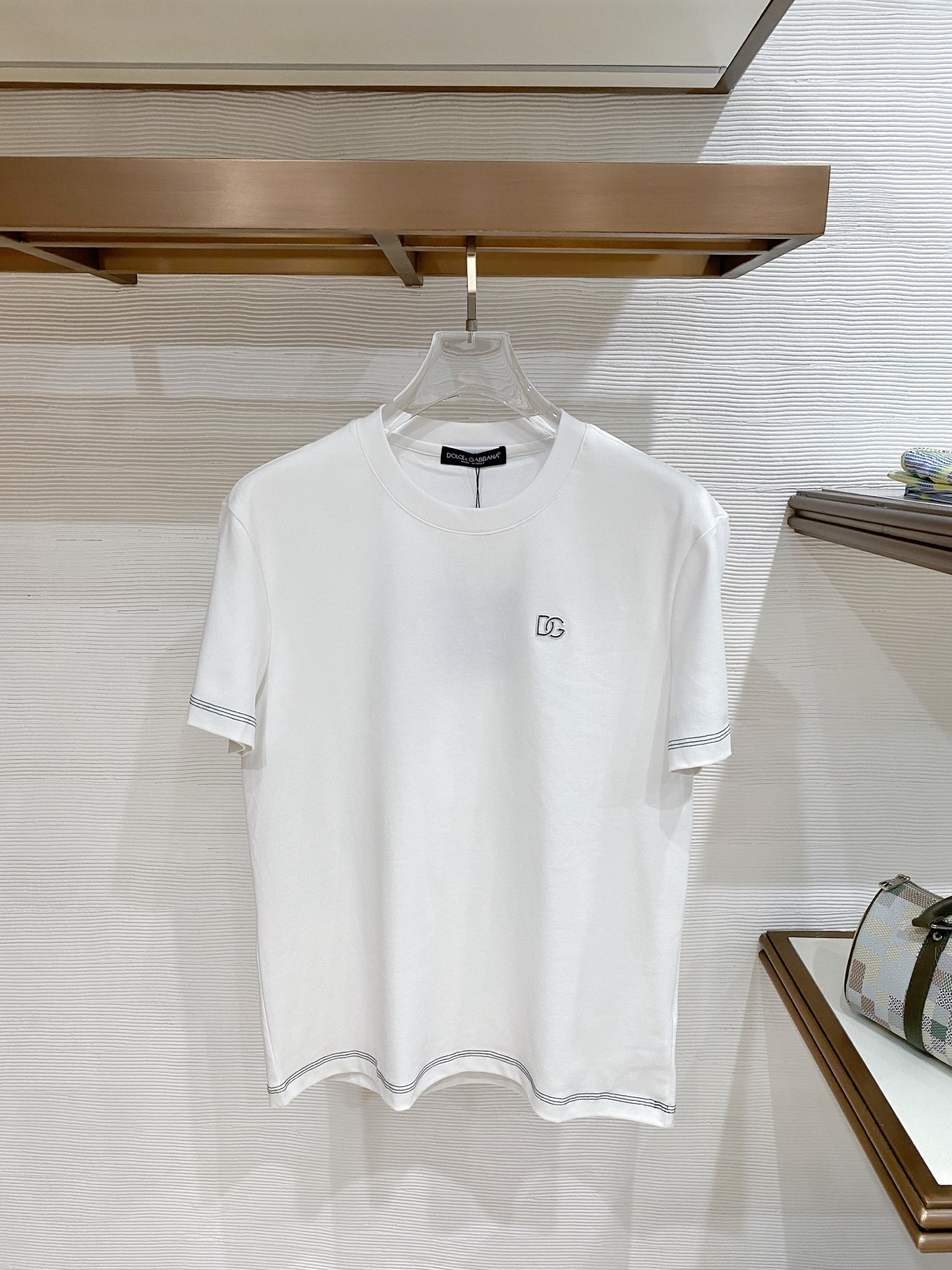 NO:840935,Dg high-quality cloud cotton fabric 2026 spring and summer new debut counter latest short-sleeved round neck T-shirt high-end custom design avant-garde fashion!  The brand logo is designed with heavy craftsmanship. High-end customized double-ply high-end fabrics. Soft to the touch. Comfortable to wear. Exquisite stitching at the counter level. Fine workmanship. The upper body effect is incomparably handsome!  A must-have item for a stylish man!  Color Black White Size M-3XL, T-shirt, tees, t-shirt,19860909Dg精品云朵棉面料 2026春夏新款首发专柜最新款短袖圆领T恤 高端订制 设计前卫时尚！品牌logo重工艺设计 高端定制双股高定面料.手感柔软.穿着舒适.专柜级别精致车线.做工精细.上身效果无敌帅气！型男必备单品！ 颜色黑色 白色  码数M-3XL,,T-shirt,tees，t-shirt,,Men's clothing