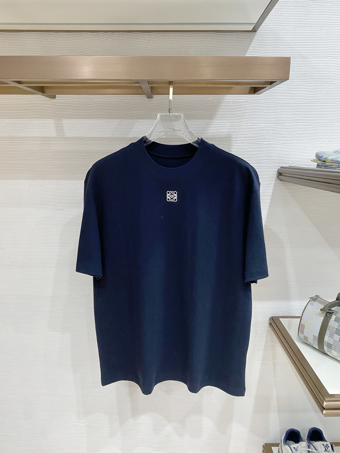 NO:836859,Luo Yiwei's high-quality cloud cotton fabric, 2026 spring and summer new style debut counter, the latest short-sleeved round neck T-shirt, high-end customization, avant-garde and fashionable design!  The brand logo is designed with heavy craftsmanship. High-end customized double-ply high-end fabrics. Soft to the touch. Comfortable to wear. Exquisite stitching at the counter level. Fine workmanship. The upper body effect is incomparably handsome!  A must-have item for a stylish man!  Color Black White Size M-3XL,,loewe,T-shirt,tees,t-shirt,19860909罗意威 精品云朵棉面料 2026春夏新款首发专柜最新款短袖圆领T恤 高端订制 设计前卫时尚！品牌logo重工艺设计 高端定制双股高定面料.手感柔软.穿着舒适.专柜级别精致车线.做工精细.上身效果无敌帅气！型男必备单品！ 颜色黑色 白色  码数M-3XL,,loewe,T-shirt,tees，t-shirt,,Men's clothing