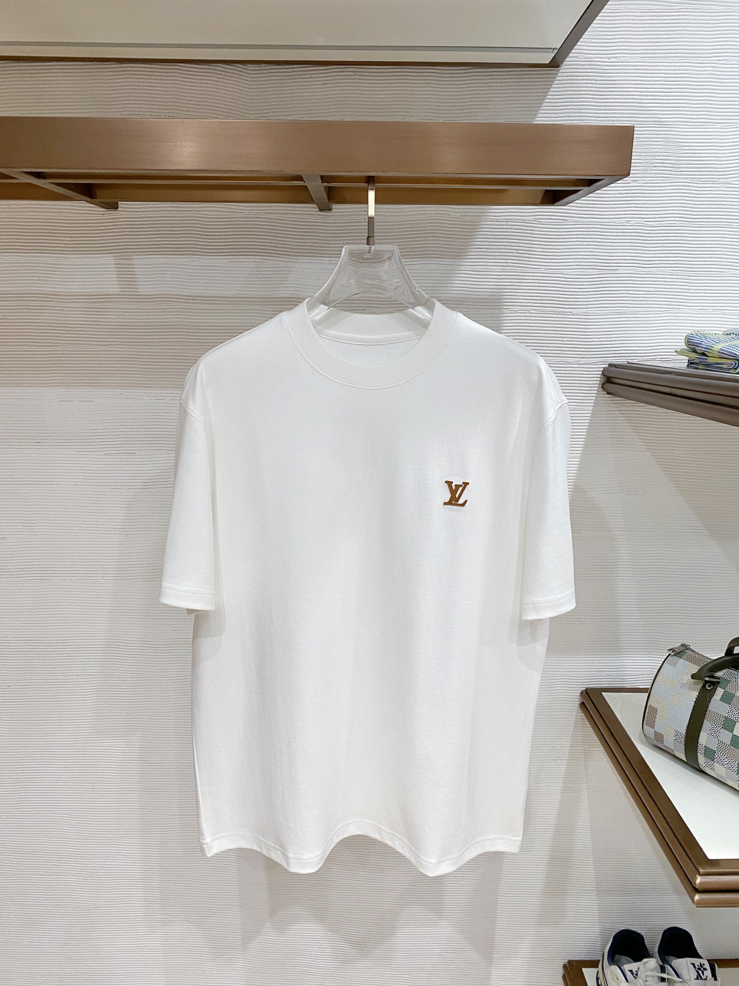NO:836873,LV boutique cloud cotton fabric 2026 spring and summer new debut counter latest short-sleeved round neck T-shirt high-end custom design avant-garde fashion!  The brand logo is designed with heavy craftsmanship. High-end customized double-ply high-end fabrics. Soft to the touch. Comfortable to wear. Exquisite stitching at the counter level. Fine workmanship. The upper body effect is incomparably handsome!  A must-have item for a stylish man!  Color Black White Size M-3XL,,louis vuitton,T-shirt,tees,t-shirt,19860909lv精品云朵棉面料 2026春夏新款首发专柜最新款短袖圆领T恤 高端订制 设计前卫时尚！品牌logo重工艺设计 高端定制双股高定面料.手感柔软.穿着舒适.专柜级别精致车线.做工精细.上身效果无敌帅气！型男必备单品！ 颜色黑色 白色  码数M-3XL,,louis vuitton,T-shirt,tees，t-shirt,,Men's clothing