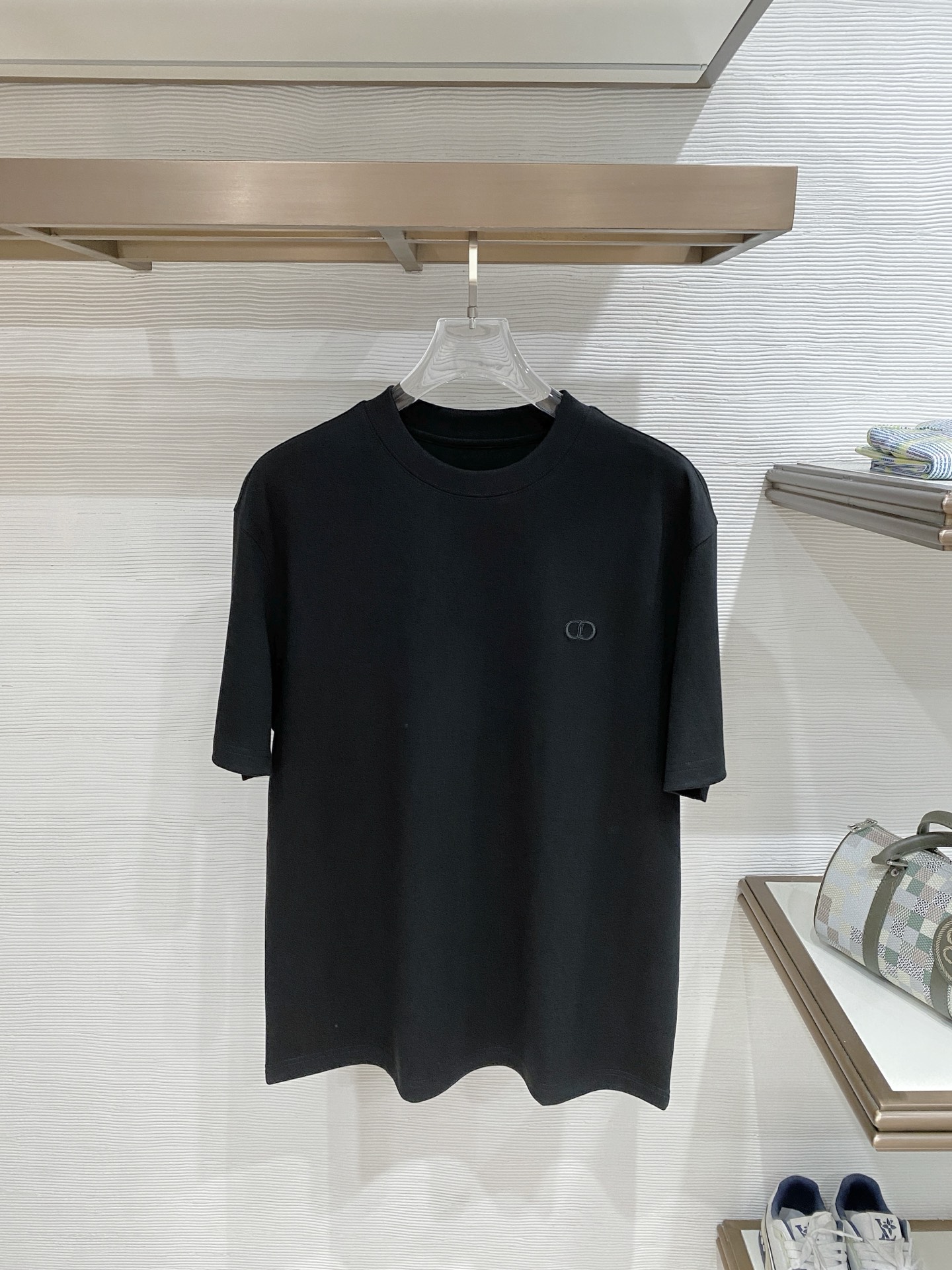 NO:836868,.Diro boutique cloud cotton fabric 2026 spring and summer new style debut counter latest short-sleeved round neck T-shirt high-end custom design avant-garde fashion!  The brand logo is designed with heavy craftsmanship. High-end customized double-ply high-end fabrics. Soft to the touch. Comfortable to wear. Exquisite stitching at the counter level. Fine workmanship. The upper body effect is incomparably handsome!  A must-have item for a stylish man!  Color Black White Size M-3XL, T-shirt, tees, t-shirt,19860909.Diro精品云朵棉面料 2026春夏新款首发专柜最新款短袖圆领T恤 高端订制 设计前卫时尚！品牌logo重工艺设计 高端定制双股高定面料.手感柔软.穿着舒适.专柜级别精致车线.做工精细.上身效果无敌帅气！型男必备单品！ 颜色黑色 白色  码数M-3XL,,T-shirt,tees，t-shirt,,Men's clothing