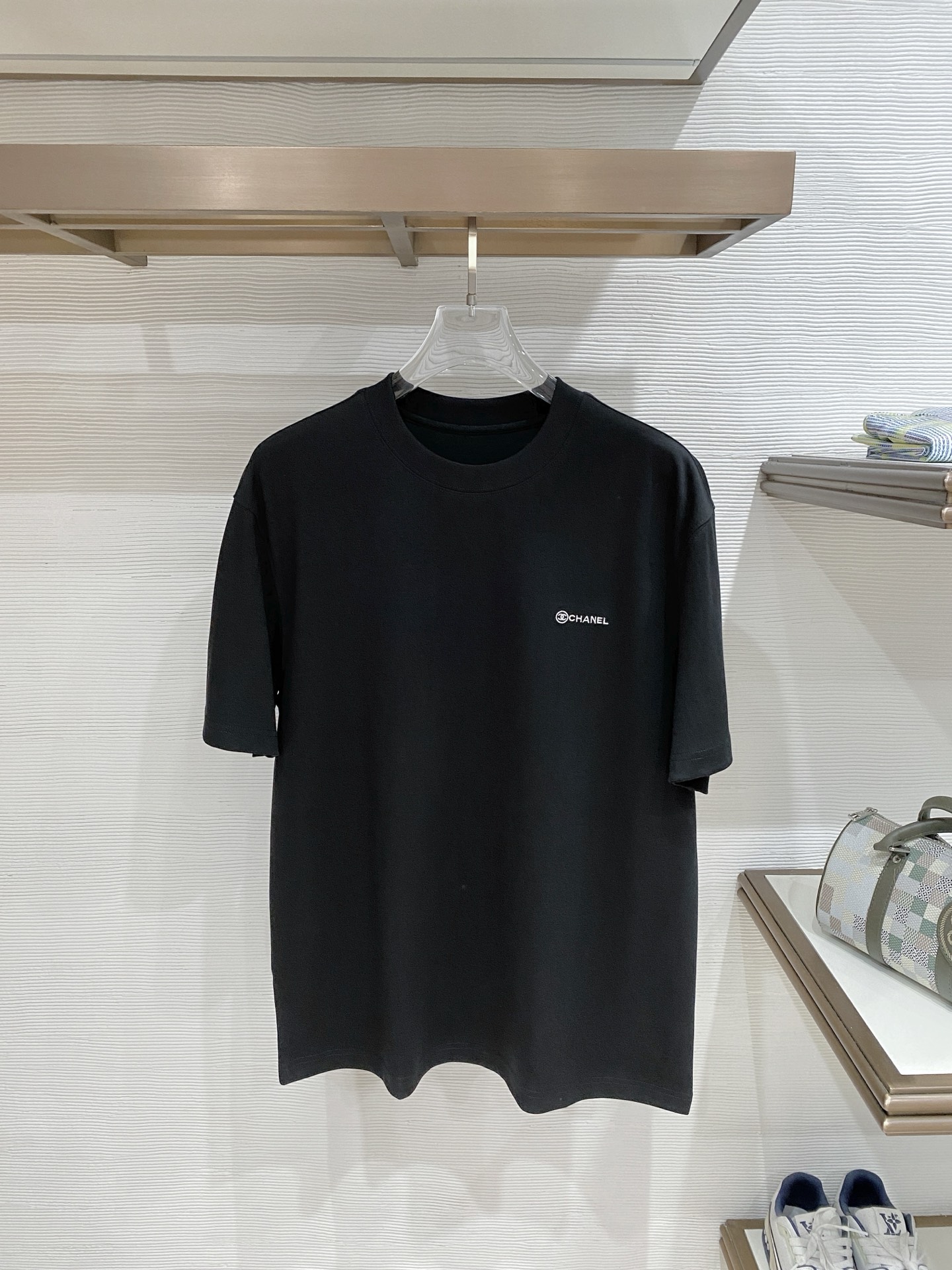 NO:836863,.Chanel boutique cloud cotton fabric 2026 spring and summer new debut counter latest short-sleeved round neck T-shirt high-end custom design avant-garde fashion!  The brand logo is designed with heavy craftsmanship. High-end customized double-ply high-end fabrics. Soft to the touch. Comfortable to wear. Exquisite stitching at the counter level. Fine workmanship. The upper body effect is incomparably handsome!  A must-have item for a stylish man!  Color Black White Size M-3XL,,chanel,T-shirt,tees,t-shirt,19860909.香奈儿 精品云朵棉面料 2026春夏新款首发专柜最新款短袖圆领T恤 高端订制 设计前卫时尚！品牌logo重工艺设计 高端定制双股高定面料.手感柔软.穿着舒适.专柜级别精致车线.做工精细.上身效果无敌帅气！型男必备单品！ 颜色黑色 白色  码数M-3XL,,chanel,T-shirt,tees，t-shirt,,Men's clothing