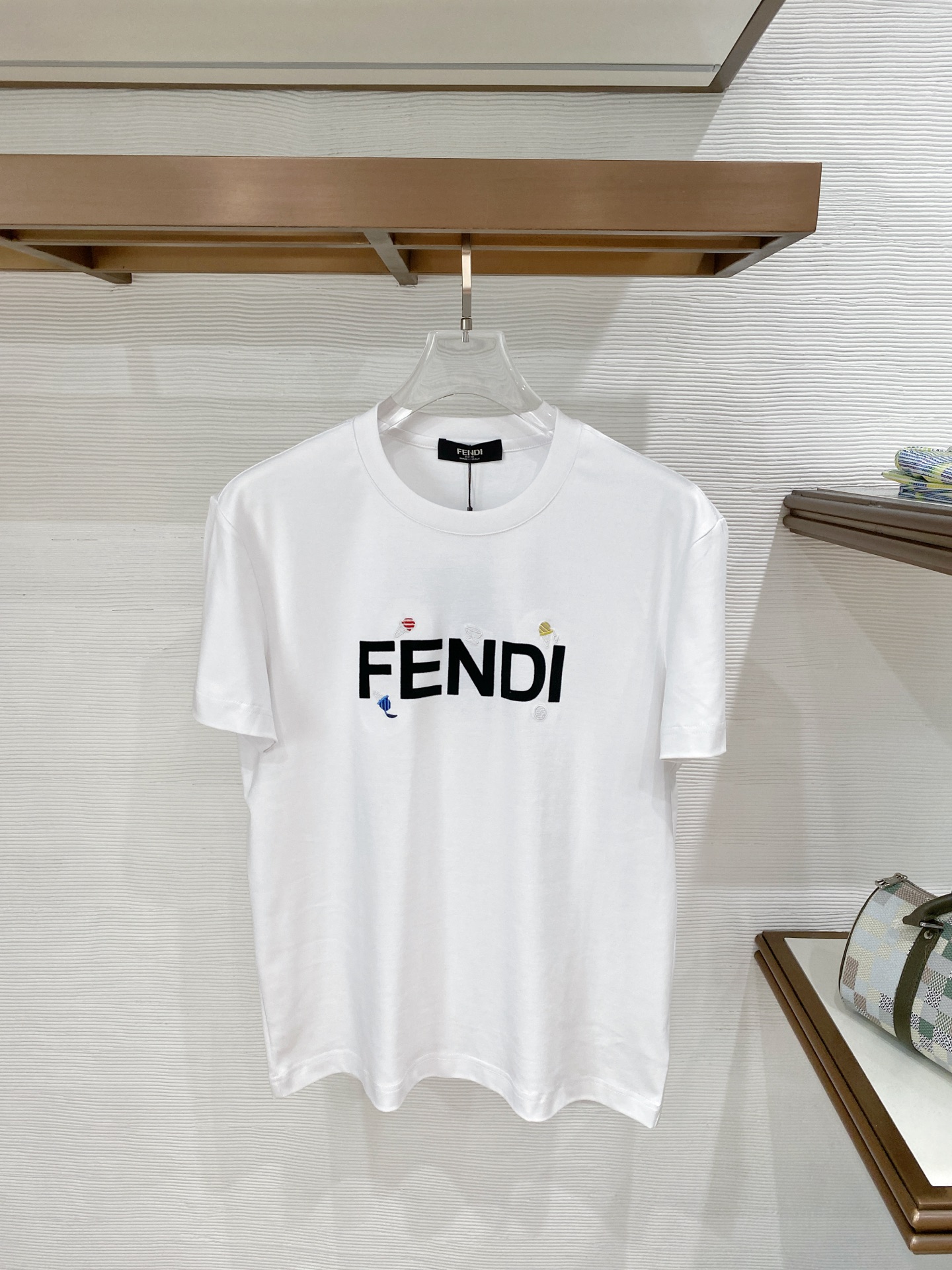 NO:840929,FD boutique cloud cotton fabric 2026 spring and summer new debut counter latest short-sleeved round neck T-shirt high-end custom design avant-garde fashion!  The brand logo is designed with heavy craftsmanship. High-end customized double-ply high-end fabrics. Soft to the touch. Comfortable to wear. Exquisite stitching at the counter level. Fine workmanship. The upper body effect is incomparably handsome!  A must-have item for a stylish man!  Color Black White Size M-3XL, T-shirt, tees, t-shirt,19860909FD精品云朵棉面料 2026春夏新款首发专柜最新款短袖圆领T恤 高端订制 设计前卫时尚！品牌logo重工艺设计 高端定制双股高定面料.手感柔软.穿着舒适.专柜级别精致车线.做工精细.上身效果无敌帅气！型男必备单品！ 颜色黑色 白色  码数M-3XL,,T-shirt,tees，t-shirt,,Men's clothing