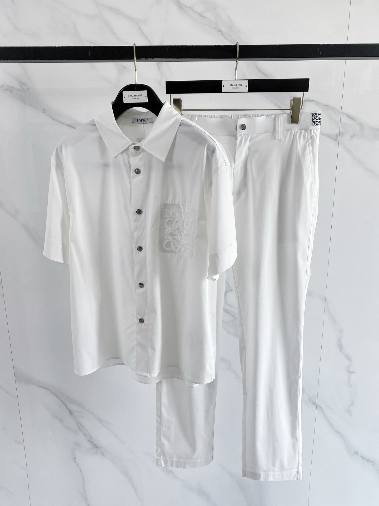 NO:833927,One set for sale Spring suit, top quality Loewe customized top Tencel fabric, new product, latest design, 2026ss home new jacket, the new product on the show is in perfect condition, comfortable and warm, complete with three standards, full and attractive color, very outstanding design, easily enhances the sense of fashion, extremely elegant and rigorous workmanship, neat and meticulous wiring!  A masterpiece from a famous designer!  The upper body does not look bloated and is super handsome!  Available size M ~ XXXL,,loewe,jackets & coats,jackets & coats,19860909一套销售 春款套装 顶级品质 罗意威 定制顶级天丝面料 新品 最新设计款 2026ss 家新款夹克外套,秀场新品品相非常完美,舒适保暖,三标齐全色泽饱满诱人,非常出彩的设计,轻松将时髦感进阶,做工极为考究严谨,走线工整细致！大牌设计师巨作！上身不显臃肿、超级帅气！现货码数M ～ XXXL,,loewe,jackets & coats,jackets & coats,,Men's clothing
