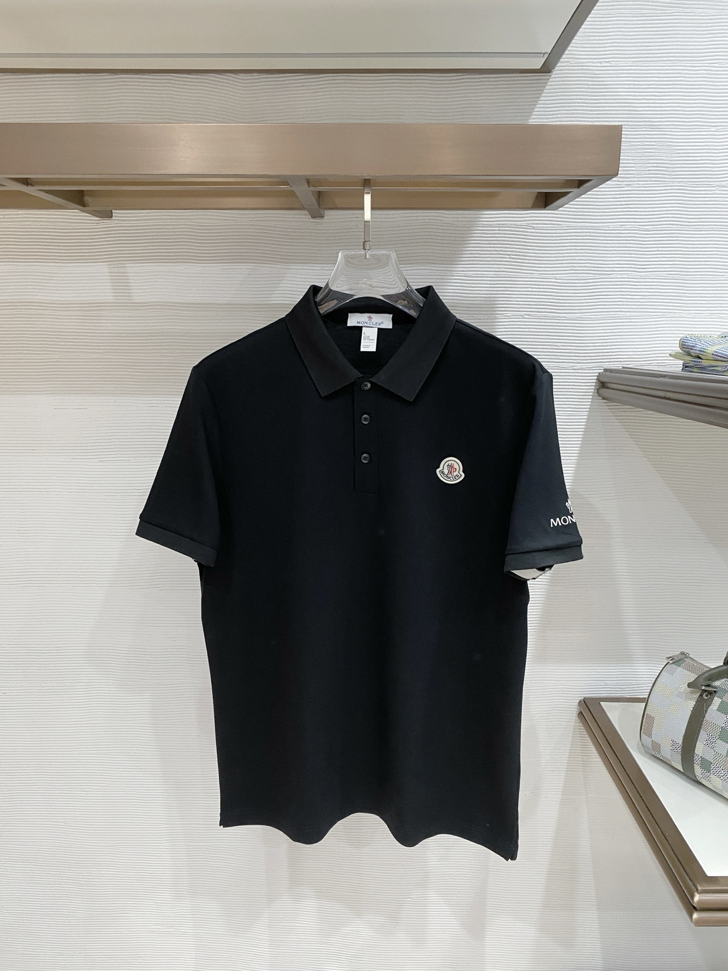 NO:840923,Mouthless summer new product lapel polo short sleeves. Fashionable item design, more fashionable and comfortable, high standard customization, very stylish upper body, luxury brand classic LOGO pattern. Customer-supplied accessories, customer-supplied imported comfortable and breathable fabrics with very delicate texture, exquisite details and exquisite craftsmanship, accessories are all supplied by foreign customers, a highly moldable item, can be matched with any fashion, super good fit, a must-have item for trendy men!  Size:48-56,,Moncler,T-shirt,19860909蒙口 夏季新品翻领polo短袖 时尚单品设计,更加时尚舒适,高标准定制,上身非常有型,奢华品牌经典LOGO图案 客供辅料,客供进口舒适透气面料质感非常细腻,细节工艺精湛考究,辅料皆为外商客供,塑造性极高的一款单品,任何时装都可以搭配,版型超级好 潮男必备单品！尺码:48-56,,Moncler,T-shirt,,Men's clothing