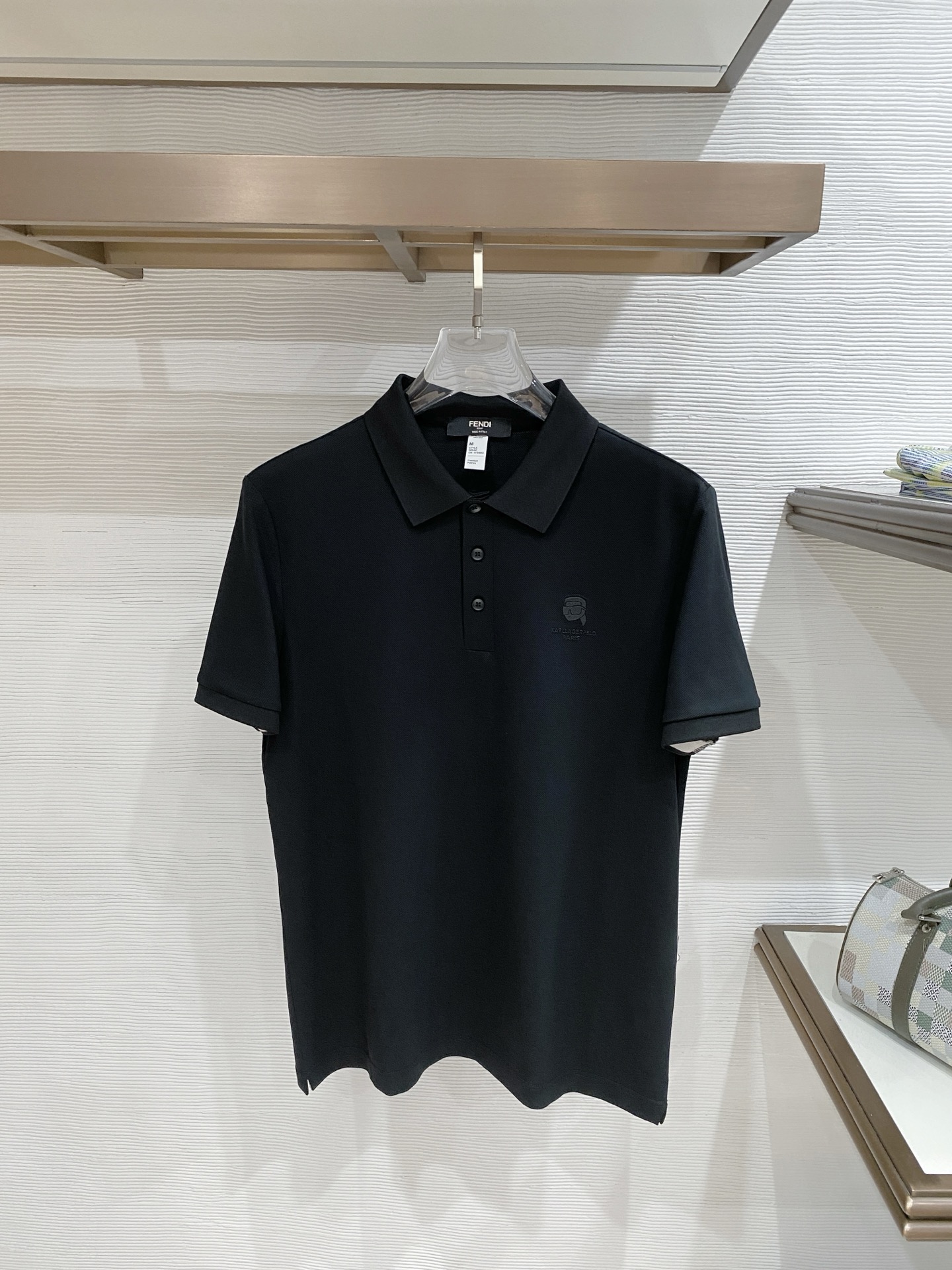 NO:840918,FD new summer product, lapel polo short sleeves, fashionable item design, more fashionable and comfortable, high standard customization, very stylish upper body, luxury brand classic LOGO pattern, customer-supplied accessories, customer-supplied imported comfortable and breathable fabrics with very delicate texture, exquisite details and exquisite craftsmanship, accessories are all supplied by foreign customers, a highly moldable item, can be matched with any fashion, super good fit, a must-have item for trendy men!  Size:48-56,,T-shirt,19860909FD 夏季新品翻领polo短袖 时尚单品设计,更加时尚舒适,高标准定制,上身非常有型,奢华品牌经典LOGO图案 客供辅料,客供进口舒适透气面料质感非常细腻,细节工艺精湛考究,辅料皆为外商客供,塑造性极高的一款单品,任何时装都可以搭配,版型超级好 潮男必备单品！尺码:48-56,,T-shirt,,Men's clothing