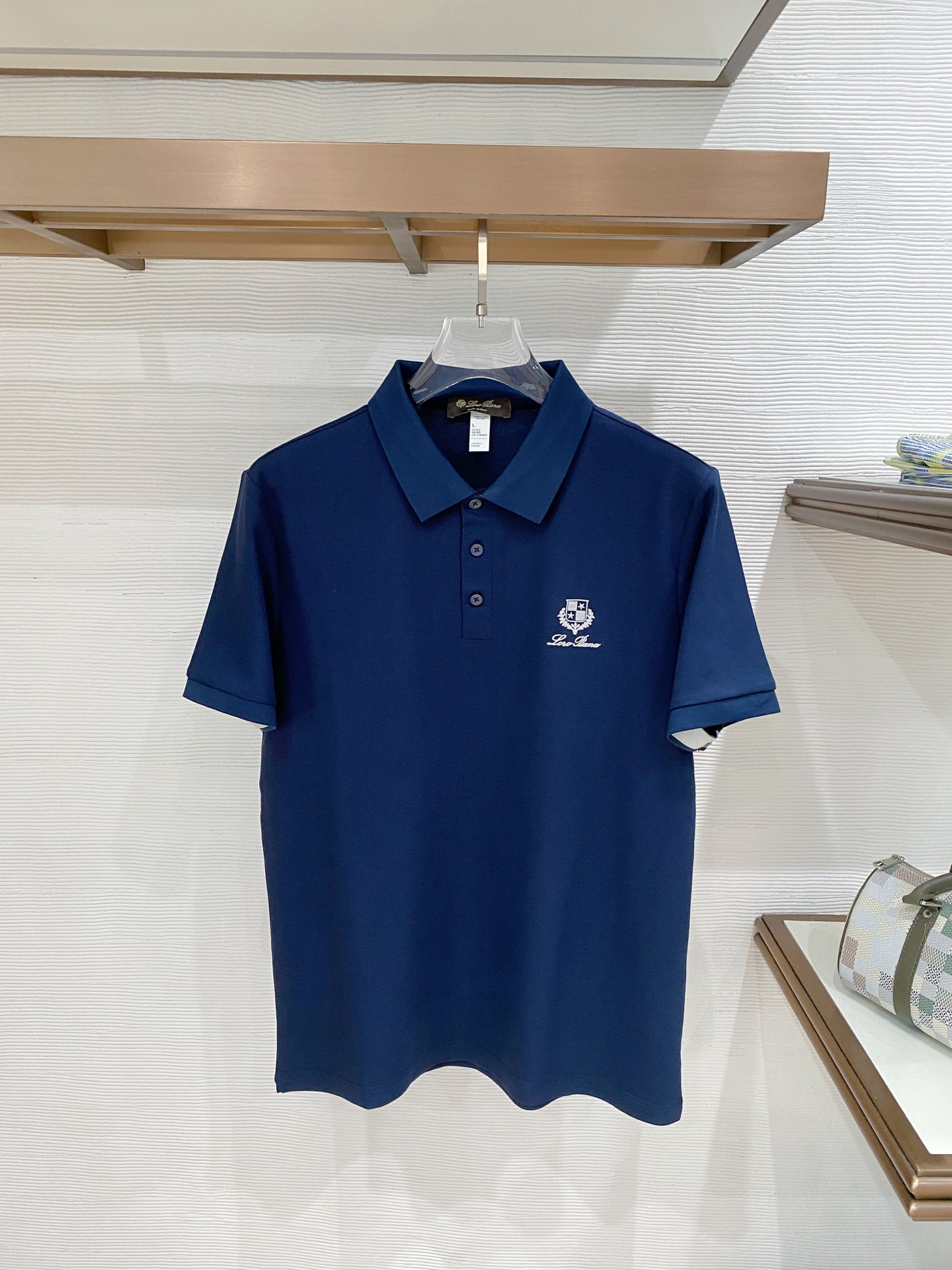 NO:840908,LP new summer product, lapel polo short sleeves, fashionable item design, more fashionable and comfortable, high standard customization, very stylish upper body, luxury brand classic LOGO pattern, customer-supplied accessories, customer-supplied imported comfortable and breathable fabrics with very delicate texture, exquisite details and exquisite craftsmanship, accessories are all supplied by foreign customers, a highly moldable item, can be matched with any fashion, super good fit, a must-have item for trendy men!  Size:48-56,,loro piana,T-shirt,19860909LP 夏季新品翻领polo短袖 时尚单品设计,更加时尚舒适,高标准定制,上身非常有型,奢华品牌经典LOGO图案 客供辅料,客供进口舒适透气面料质感非常细腻,细节工艺精湛考究,辅料皆为外商客供,塑造性极高的一款单品,任何时装都可以搭配,版型超级好 潮男必备单品！尺码:48-56,,loro piana,T-shirt,,Men's clothing