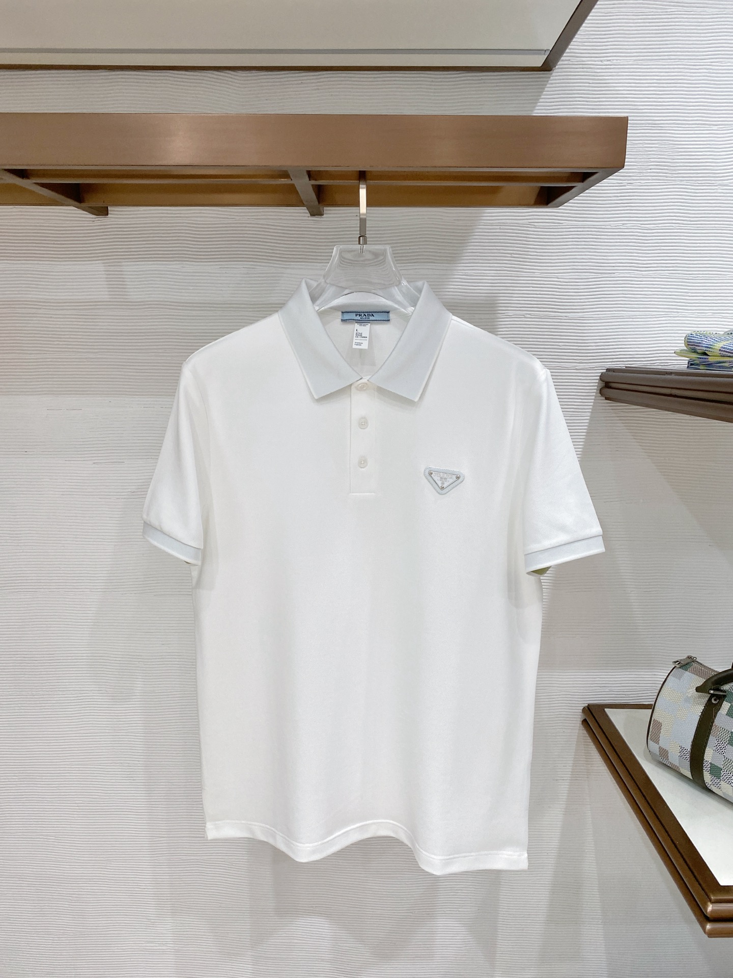 NO:840913,Prada's new summer product, lapel polo short sleeves, is a fashionable item design, more fashionable and comfortable, high standard customization, very stylish upper body, luxury brand classic LOGO pattern, customer-supplied accessories, customer-supplied imported comfortable and breathable fabrics with very fine texture, exquisite details and exquisite craftsmanship, accessories are all supplied by foreign customers, a highly moldable item, can be matched with any fashion, super good fit, a must-have item for trendy men!  Size:48-56,,prada,T-shirt,19860909普拉达 夏季新品翻领polo短袖 时尚单品设计,更加时尚舒适,高标准定制,上身非常有型,奢华品牌经典LOGO图案 客供辅料,客供进口舒适透气面料质感非常细腻,细节工艺精湛考究,辅料皆为外商客供,塑造性极高的一款单品,任何时装都可以搭配,版型超级好 潮男必备单品！尺码:48-56,,prada,T-shirt,,Men's clothing