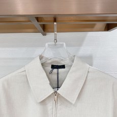 一套销售 顶级品质 普拉达 定制顶级面料 新品 最新设计款 2026ss 家新款夹克外套,秀场新品‼品 一套销售 顶级品质 普拉达 定制顶级面料 新品 最新设计款 2026ss 家新款夹克外套,秀场新品‼品