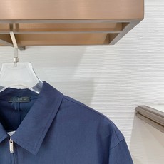 一套销售 顶级品质 普拉达 定制顶级面料 新品 最新设计款 2026ss 家新款夹克外套,秀场新品‼品 一套销售 顶级品质 普拉达 定制顶级面料 新品 最新设计款 2026ss 家新款夹克外套,秀场新品‼品